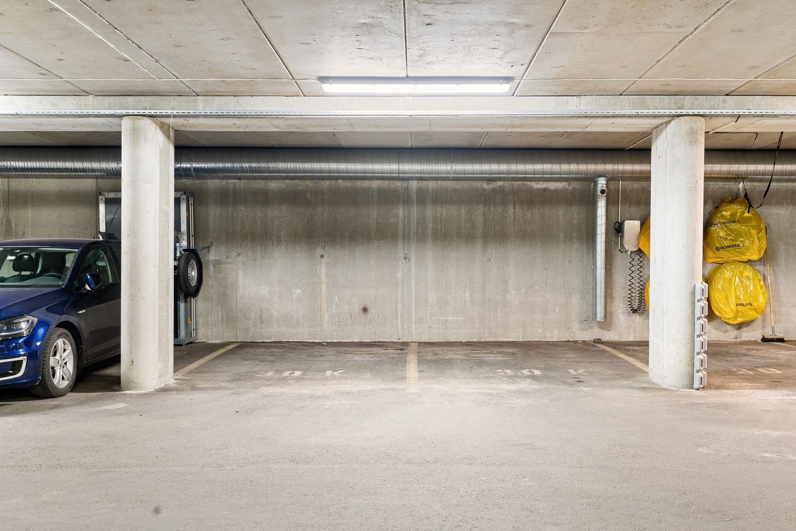 Tilhørende 2 garasjeplasser til leiligheten med heis fra anlegget og helt opp til leiligheten. Galleribilde