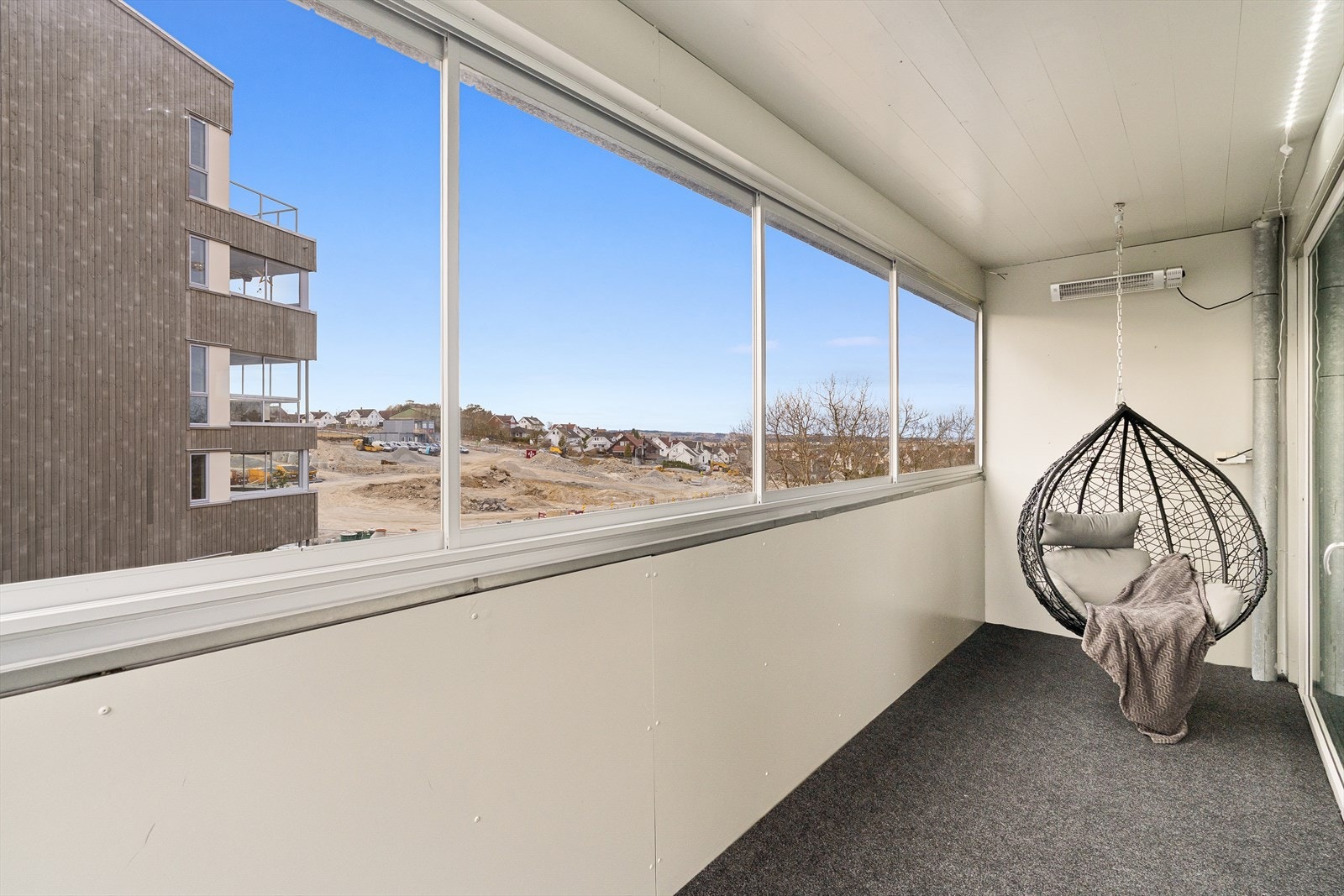 Innglasset balkong på 9 kvm. med utgang fra hovedetasjen. Galleribilde