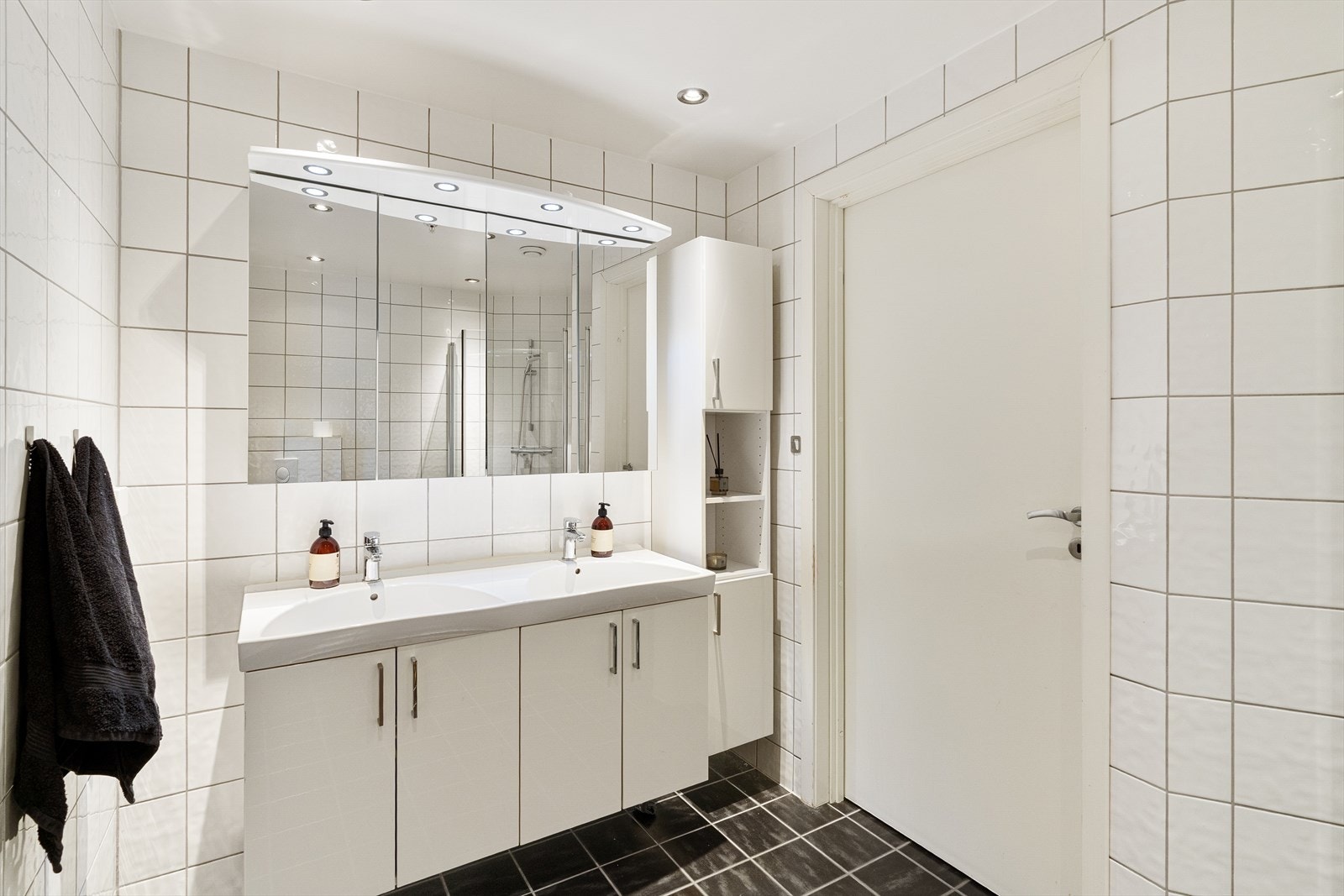 Godt med skap- og lagringsplass på badet i 6. etasje. Galleribilde