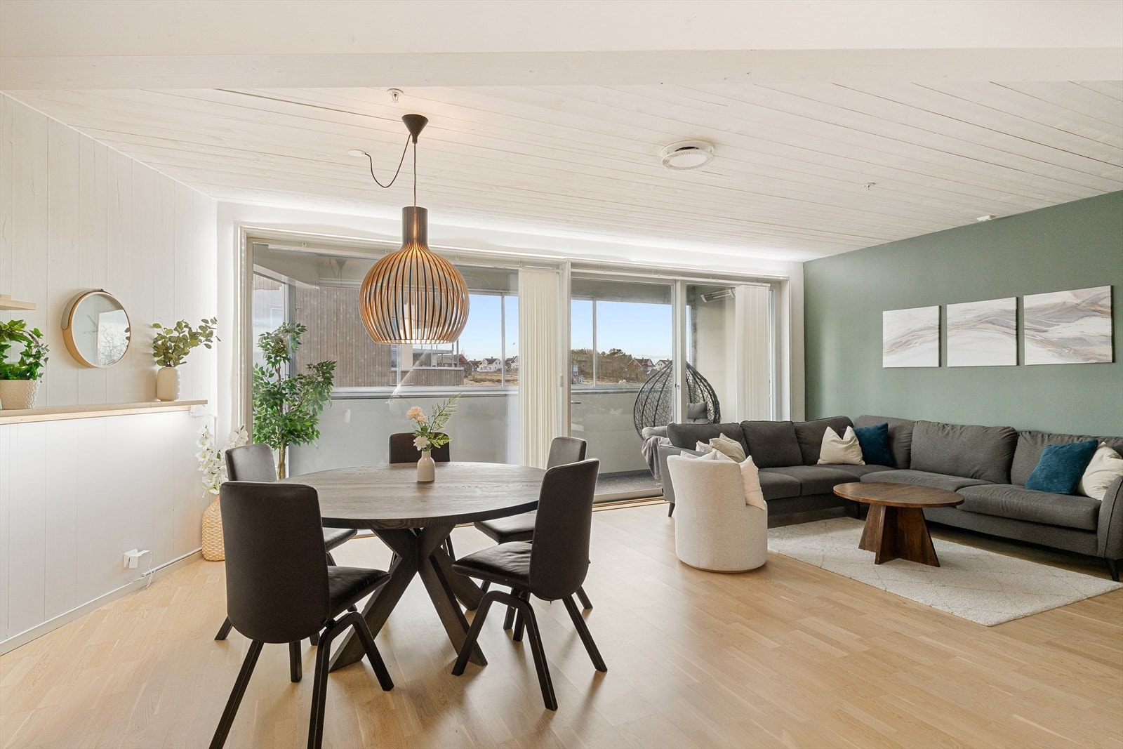 Smakfullt allrom med god plass til både TV- og spisestue. Galleribilde