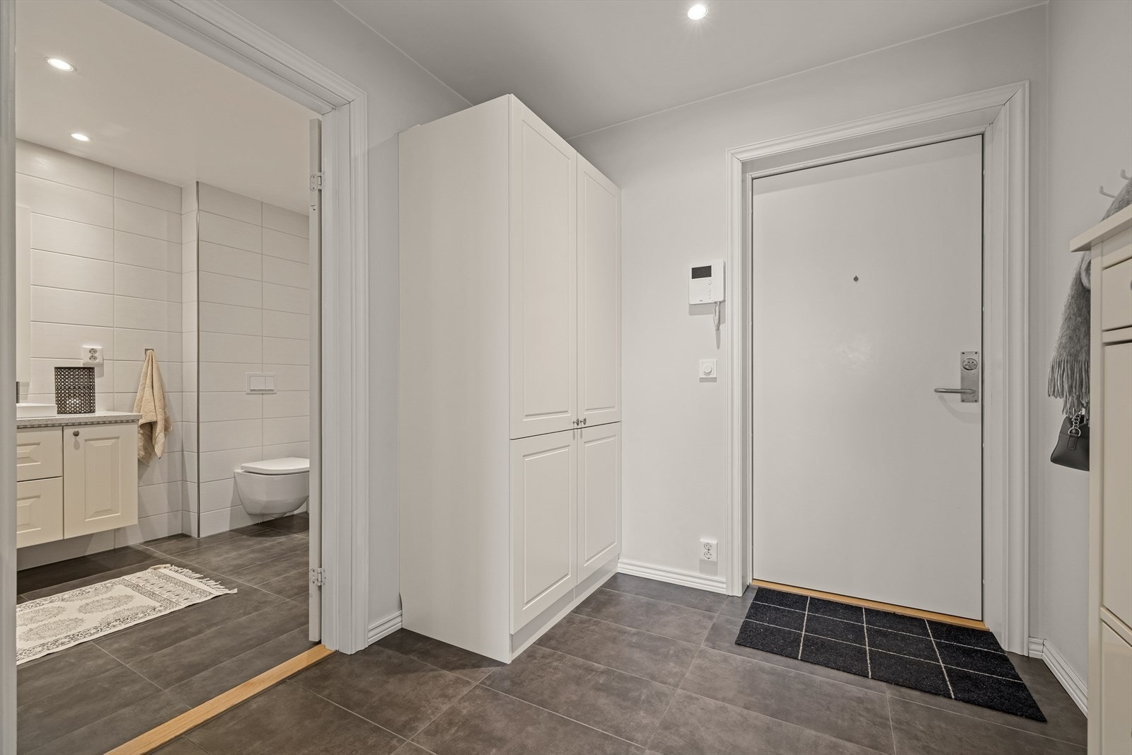 Romslig gang med god plass til å henge fra seg yttertøy og plassere sko. Callinnganlegg med video. Galleribilde