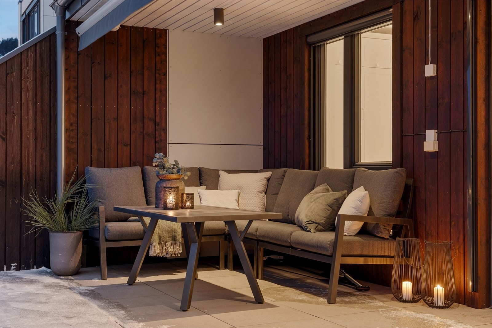 Stor terrasse med delvis overbygget tak og montert markise. Galleribilde