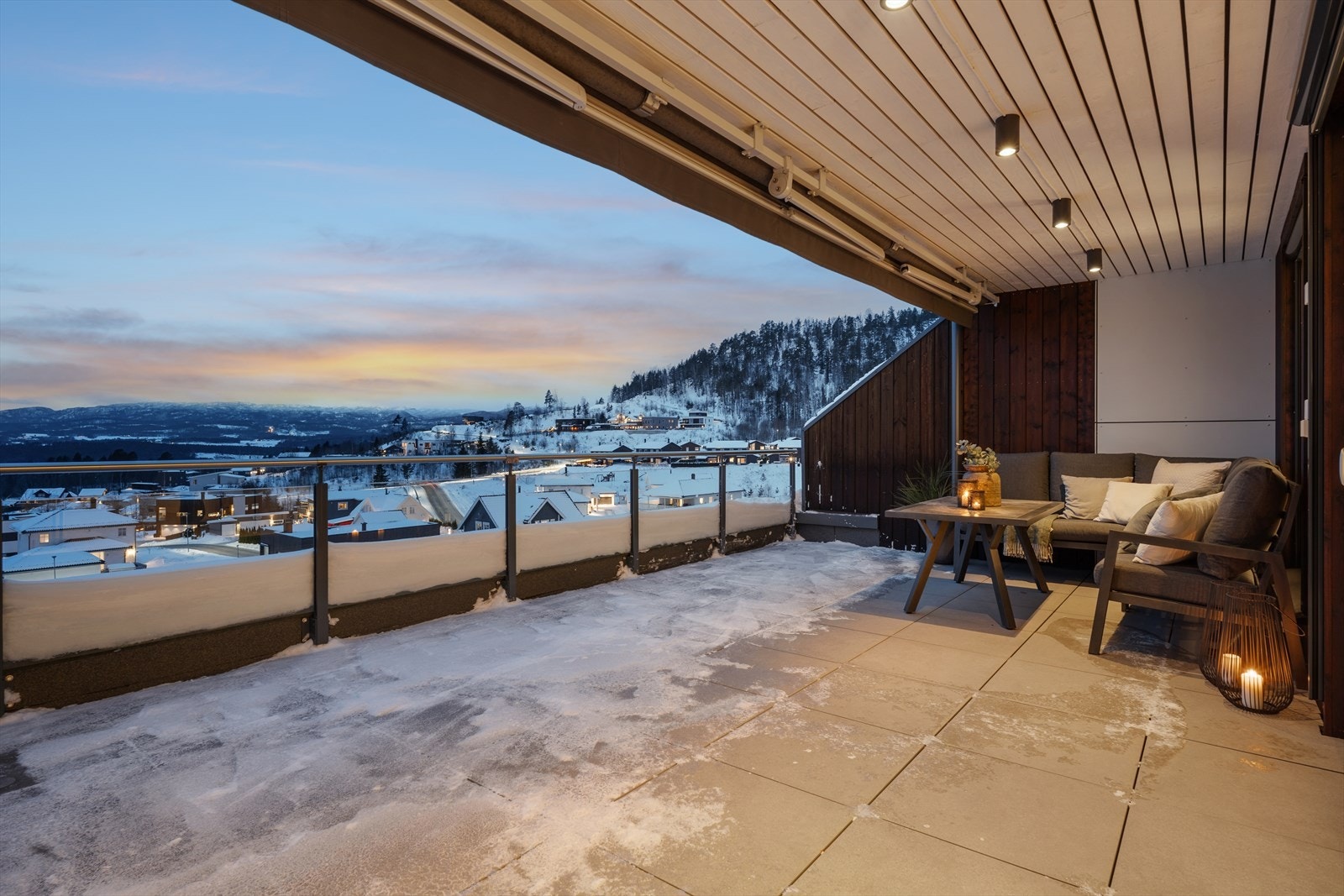 Terrassen fungerer som en forlengelse av stuen og kan nytes til det fulle på varme sommerdager. Galleribilde