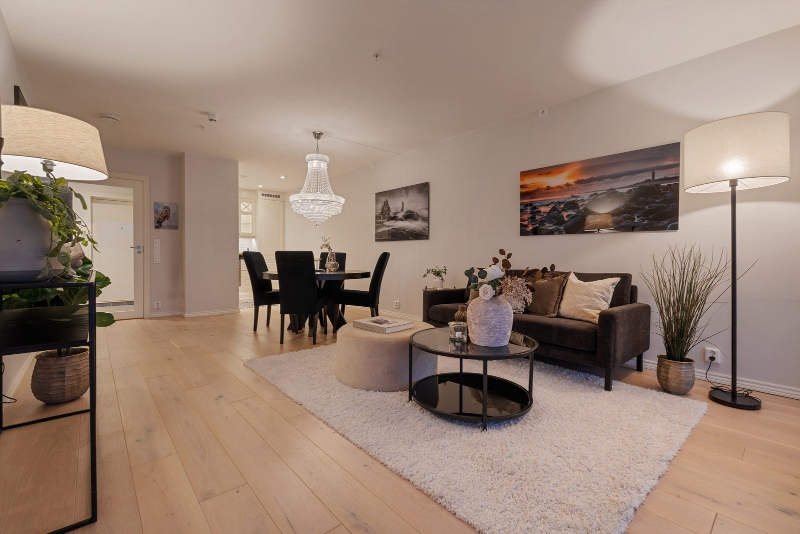 Lekker leilighet med romslig stue med åpen kjøkkenløsning. Galleribilde