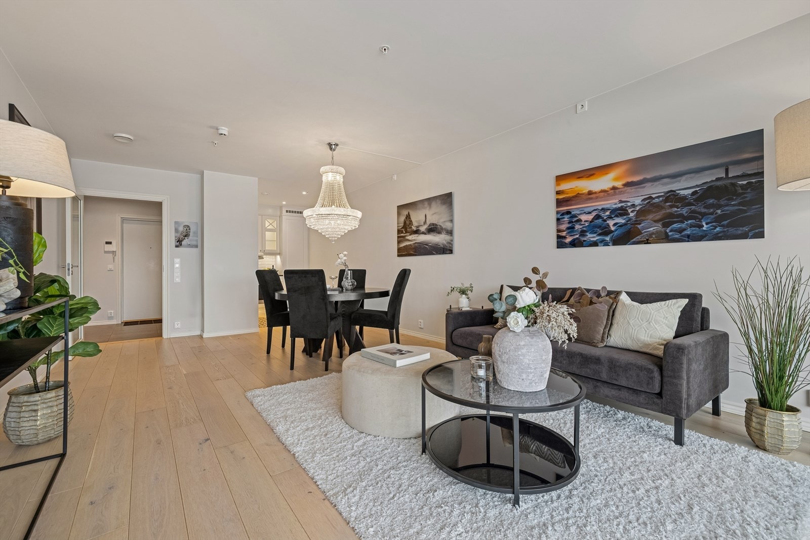 I stuen er det god plass til både spisebord og sofa. Galleribilde