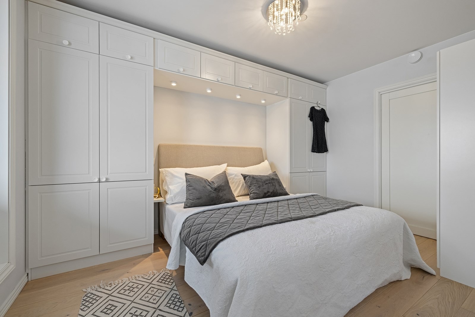 Lekkert soverom som har påkostet garderobeskap med gode lagringsmuligheter. Galleribilde