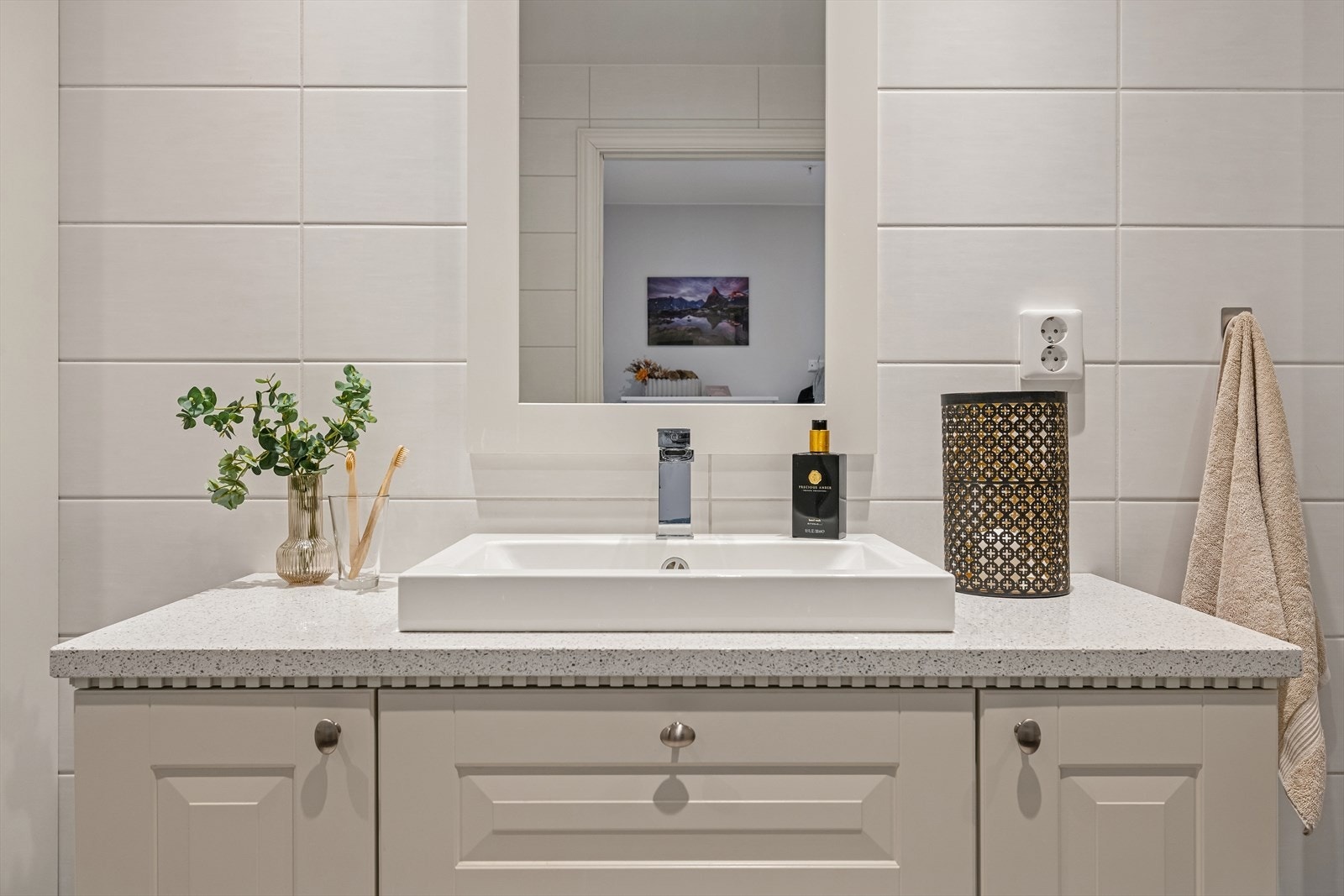 Badet ble påkostet under oppføring med silestone benkeplate, fossefallkran med swarovski krystaller. Galleribilde