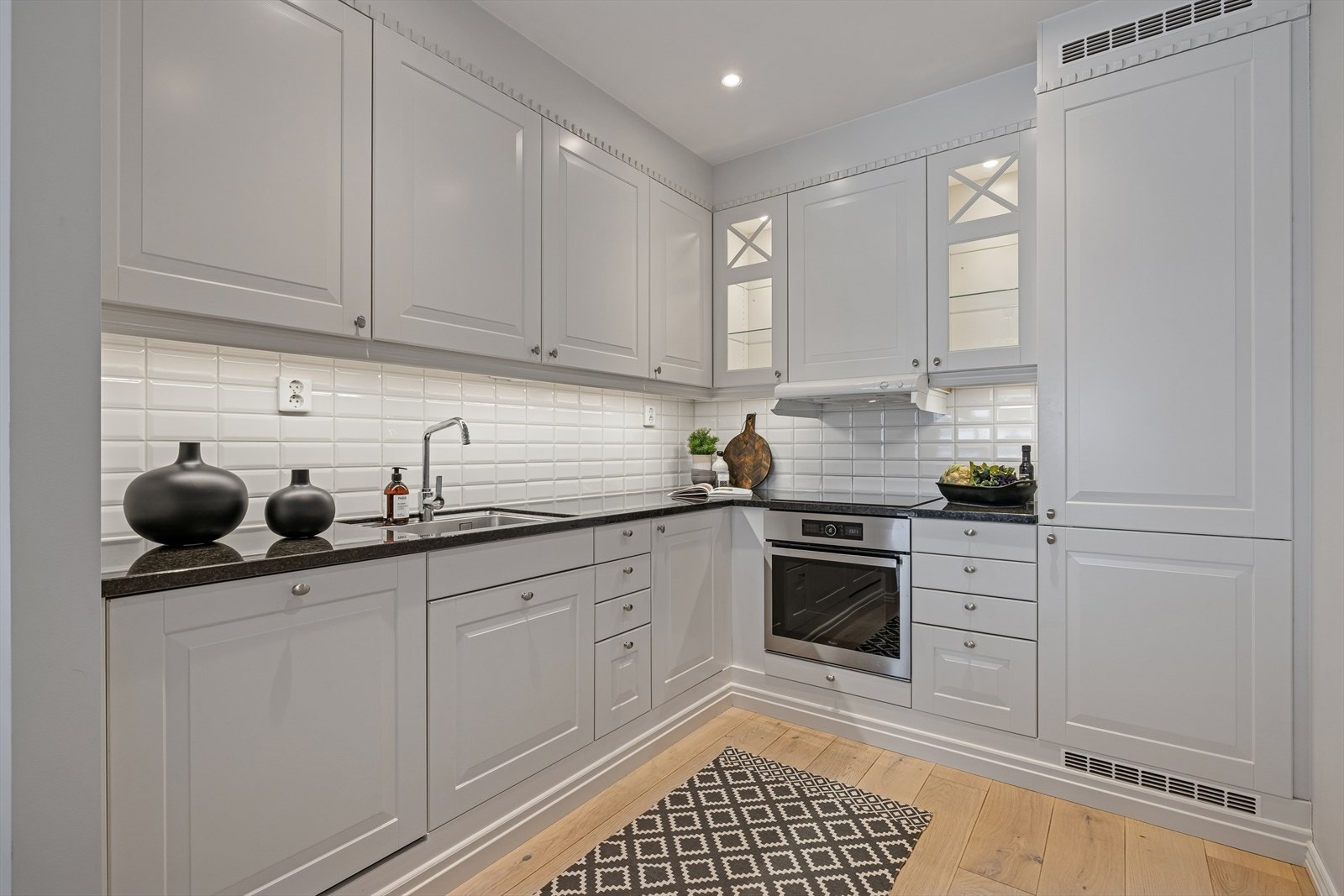 Det er kjøleskap, oppvaskmaskin, induksjonstopp, stekeovn, vannstoppsystem og komfyrvakt. Galleribilde