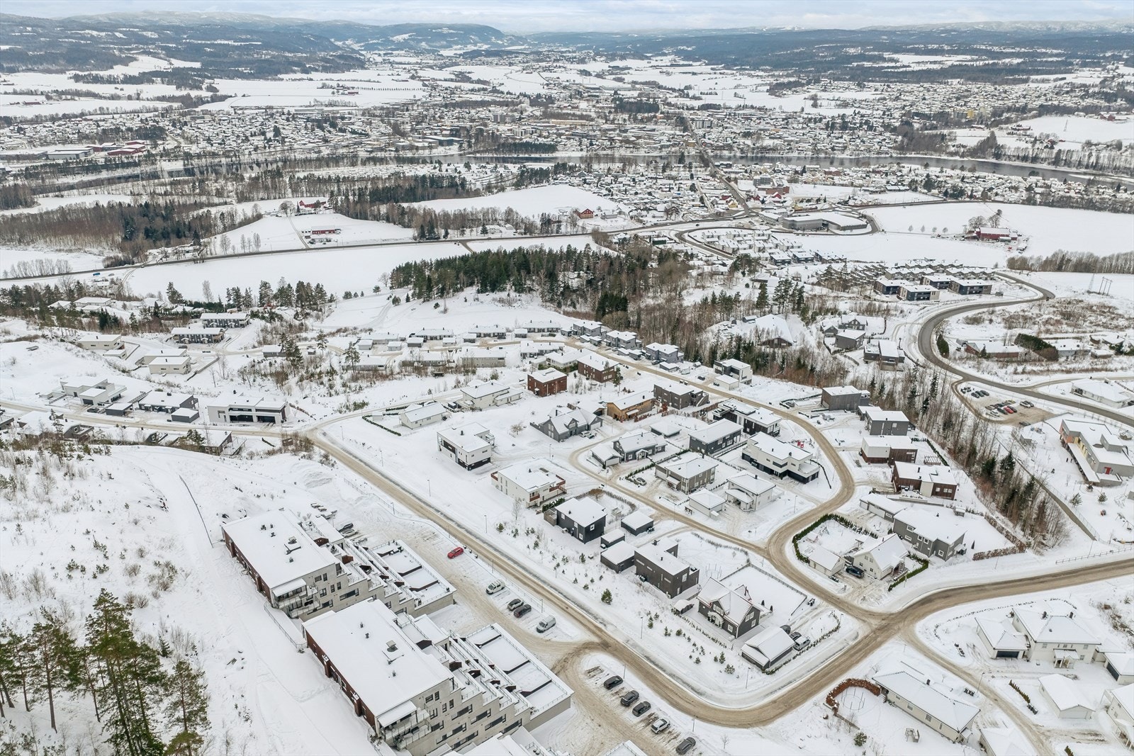 Det er ca 2 km til Hokksund sentrum. Her finnes de fleste servicetilbud, det kan nevnes blant annet caféer, restauranter, bank, vinmonopol, legehus, apotek, interiørforretninger, klesbutikker, blomsterbutikker, bussterminal og jernbanestasjon. Galleribilde