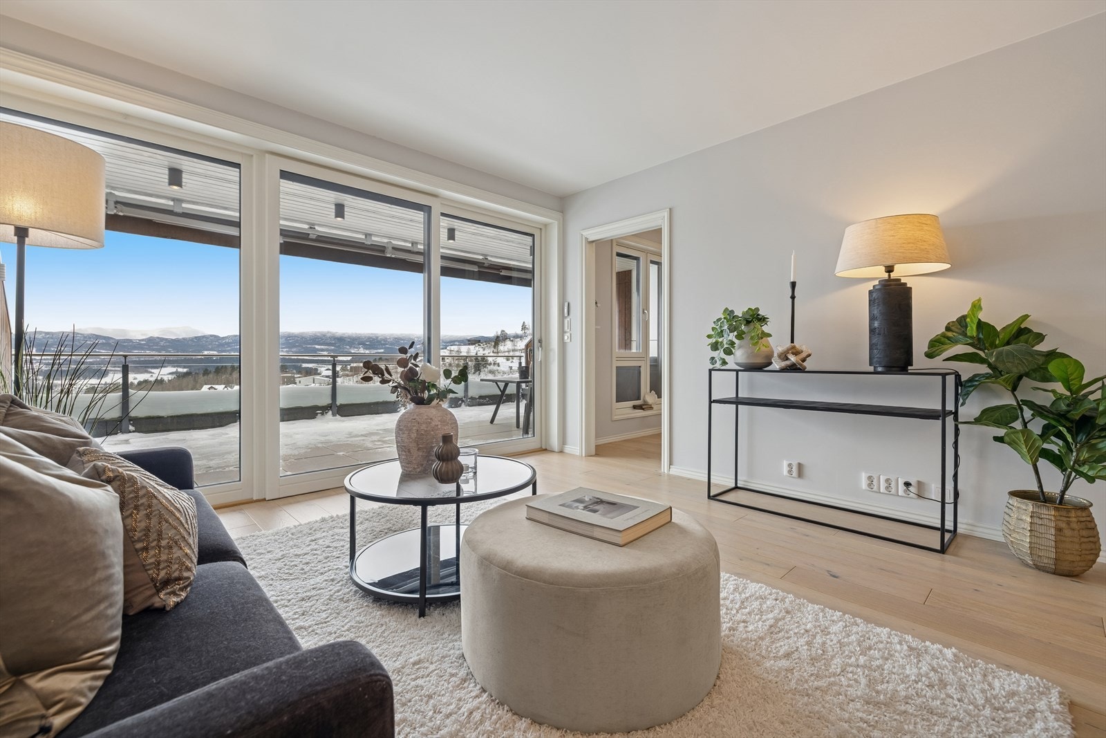 Det er egen garasjeplass i 1.etasje med elbillader. Tilhørende bod i bakkant. Galleribilde