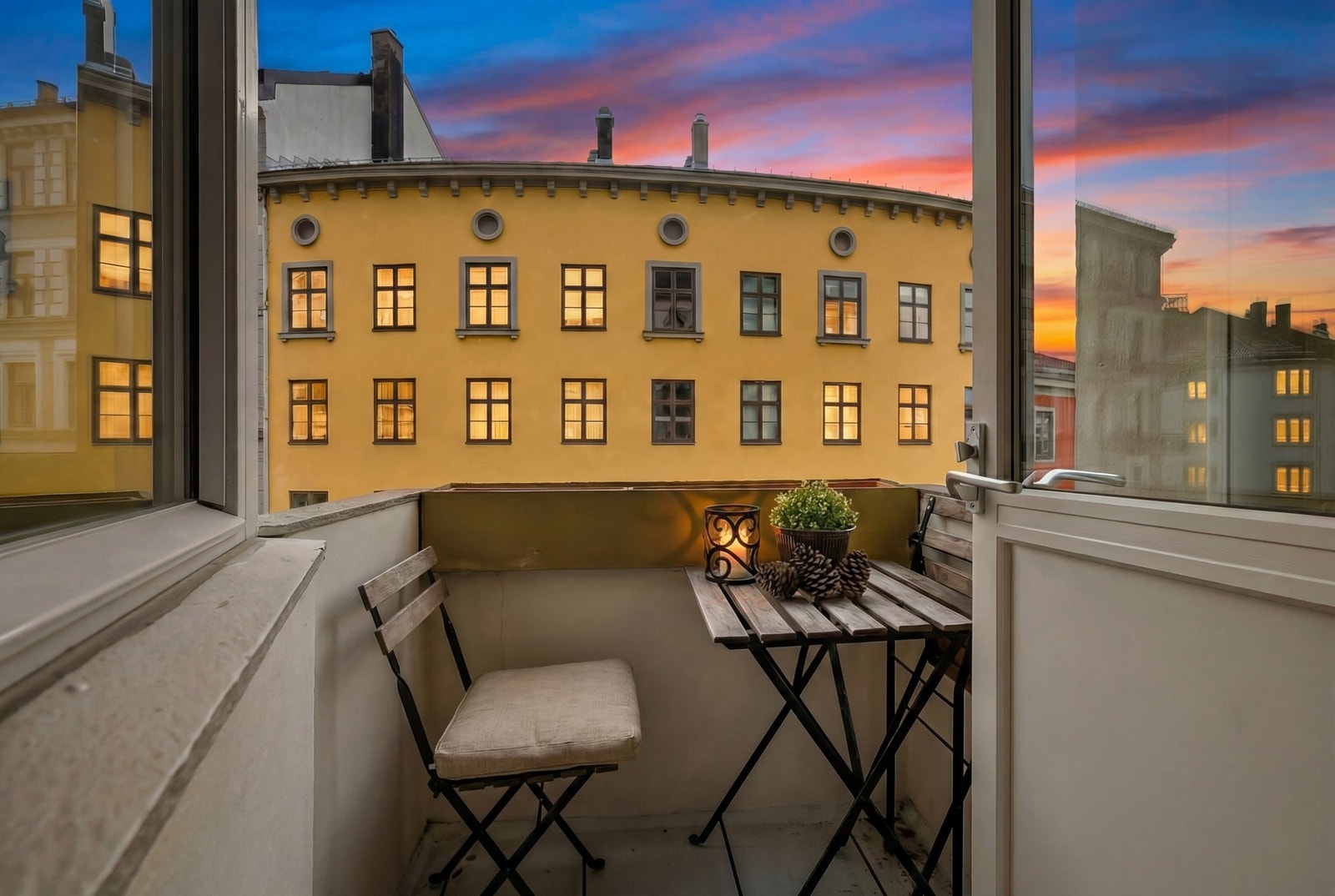 Balkong med nydelig utsyn mot Bislett stadion og sol fra ca. kl. 10:00 og til 18:00 midtsommers. Galleribilde