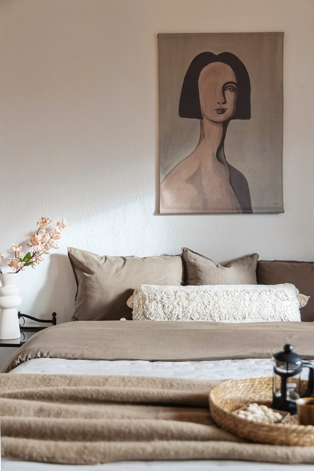 Detaljene, som det gjennomgående tregulvet, gir soverommet en lun og behagelig atmosfære. Galleribilde