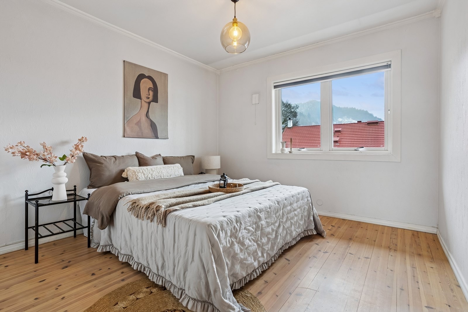 Rommet er av god størrelse, og det store vinduet slipper inn rikelig med dagslys. Galleribilde