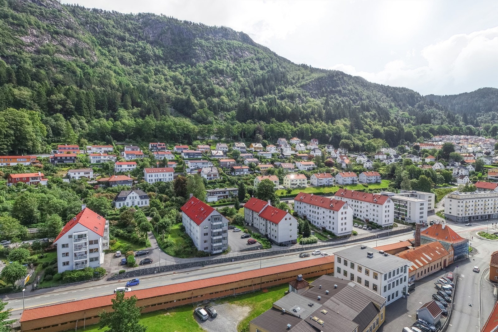 Leiligheten ligger sentralt i et etablert og attraktivt boligområde i Sandviken. Galleribilde