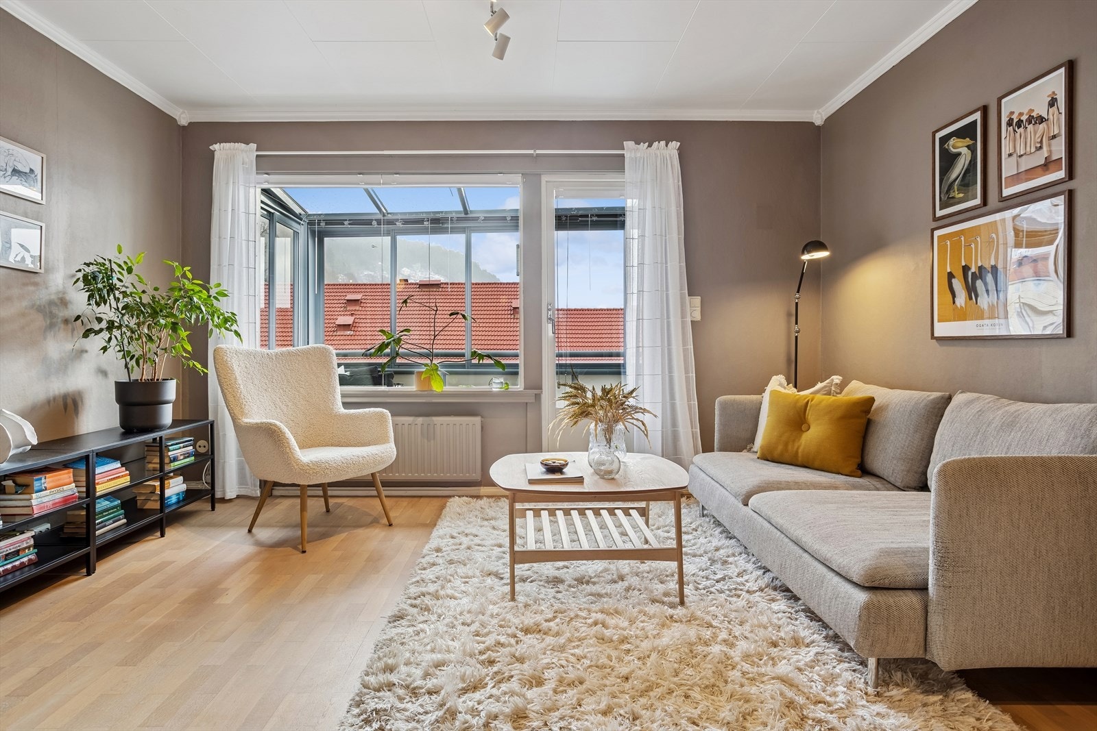 De store vindusflatene gir godt med lys, og rommet har radiator for jevn oppvarming. Galleribilde