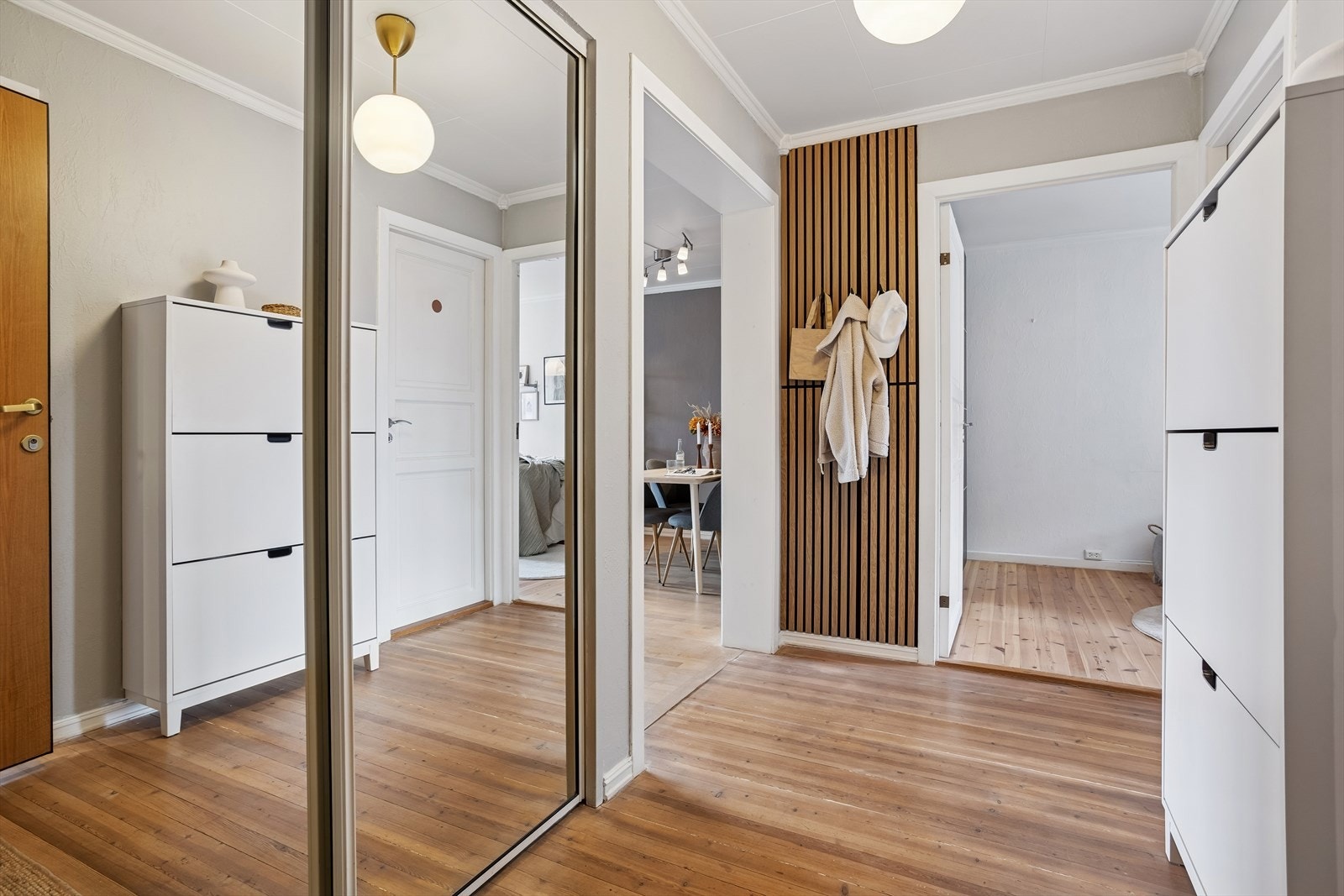 En innbydende entré med gode oppbevaringsmuligheter i en praktisk skyvedørsgarderobe. Galleribilde