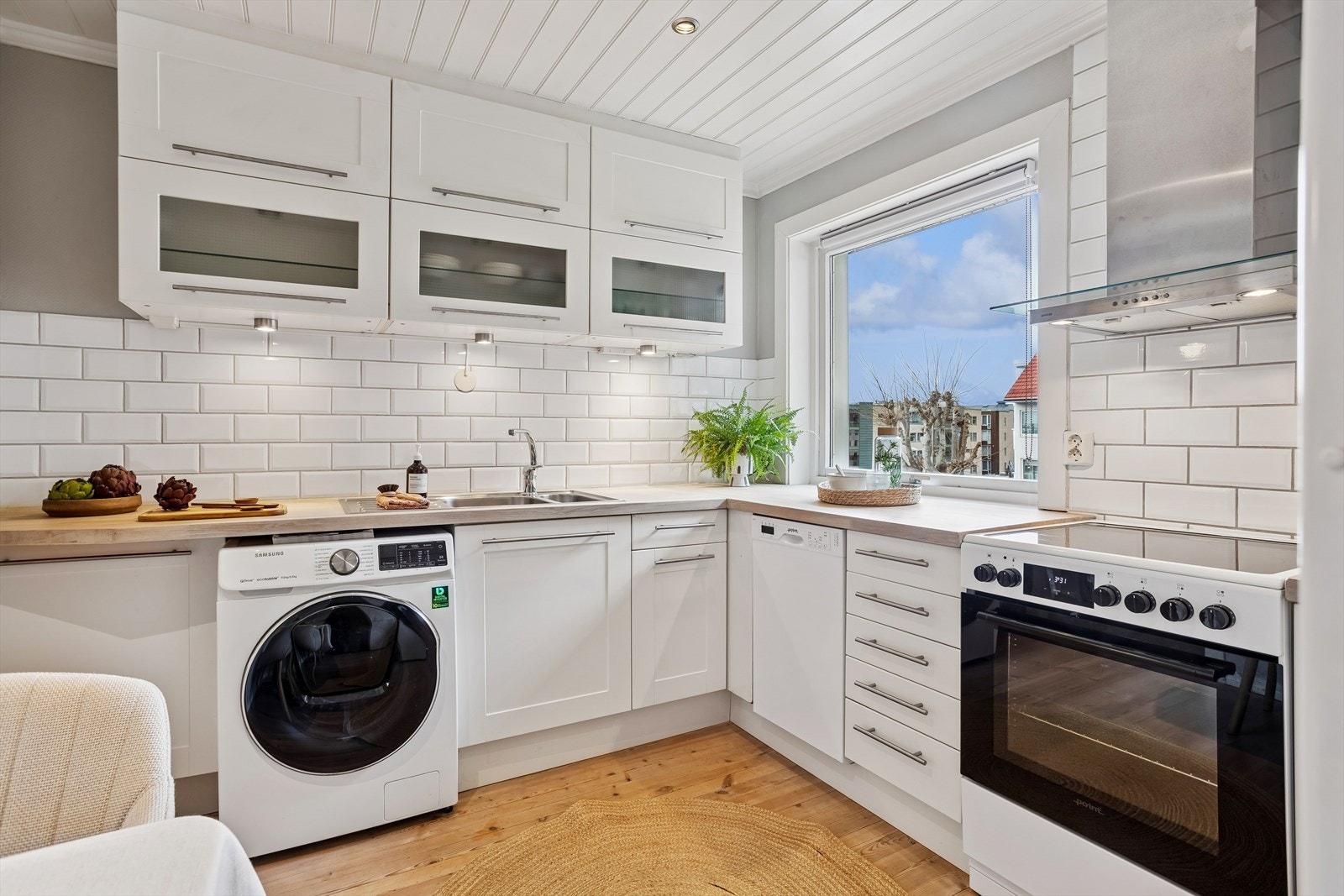 Kjøkkenet er godt utstyrt med belysning under overskap, spotter i taket og opplegg for vaskemaskin. Galleribilde