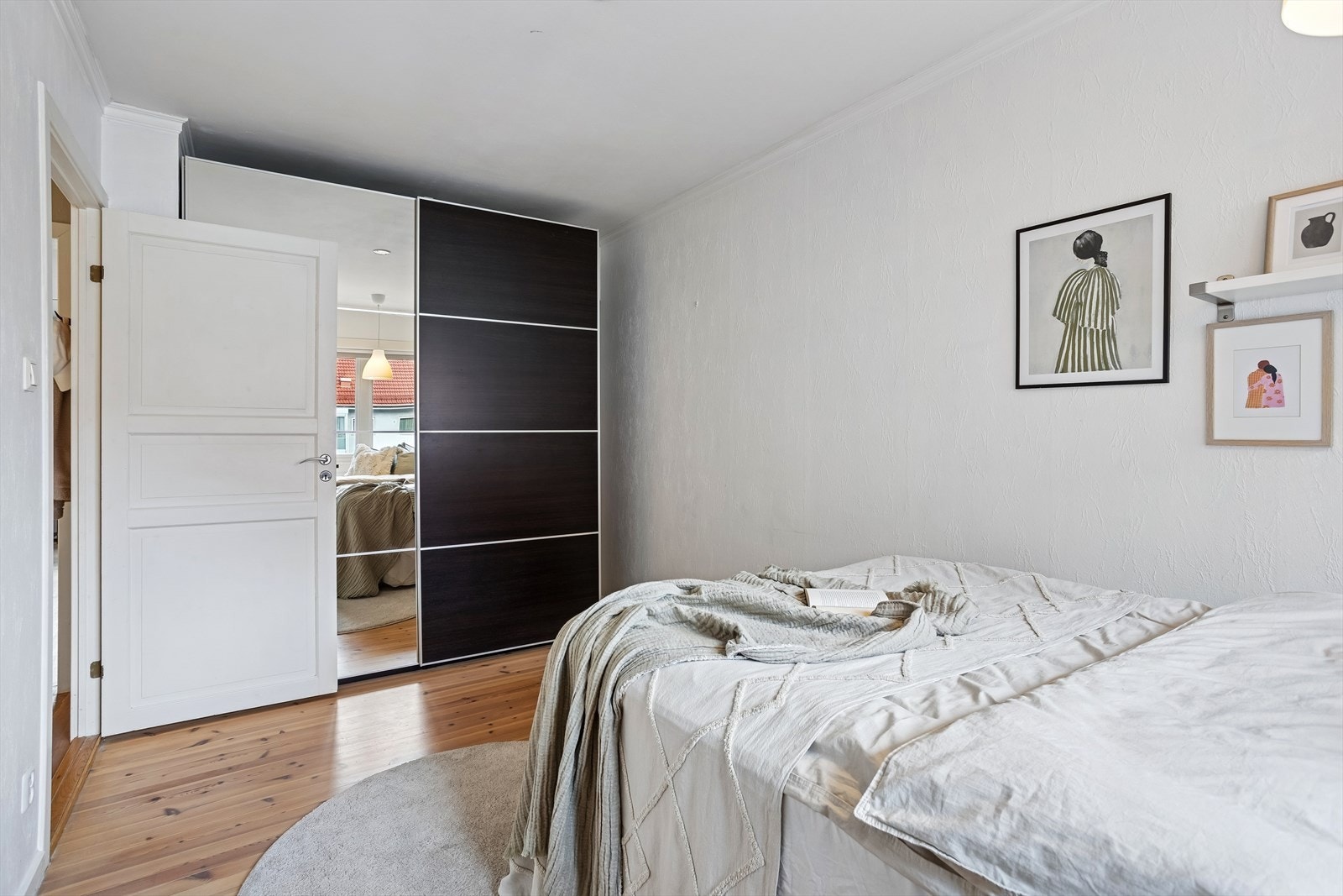 En praktisk skyvedørsgarderobe med speilfronter gir rikelig med oppbevaringsplass på soverommet. Galleribilde