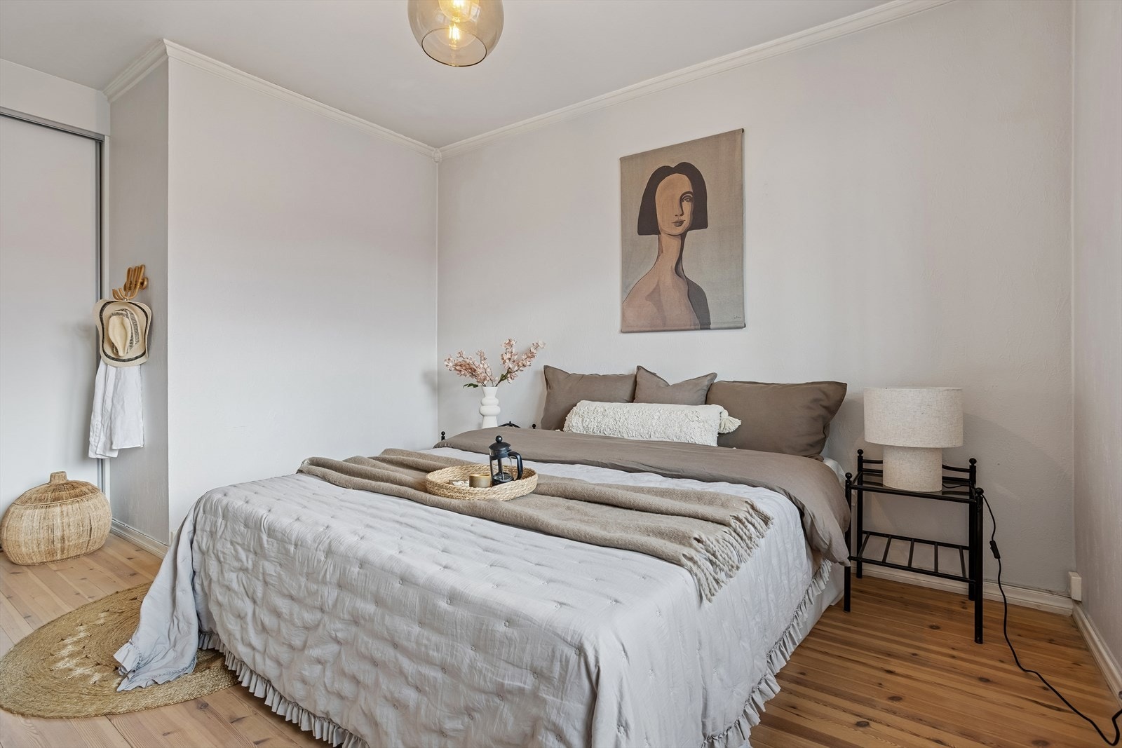 Hovedsoverommet på over 12 m² har god plass til dobbeltseng, nattbord og skyvedørsgarderobe Galleribilde