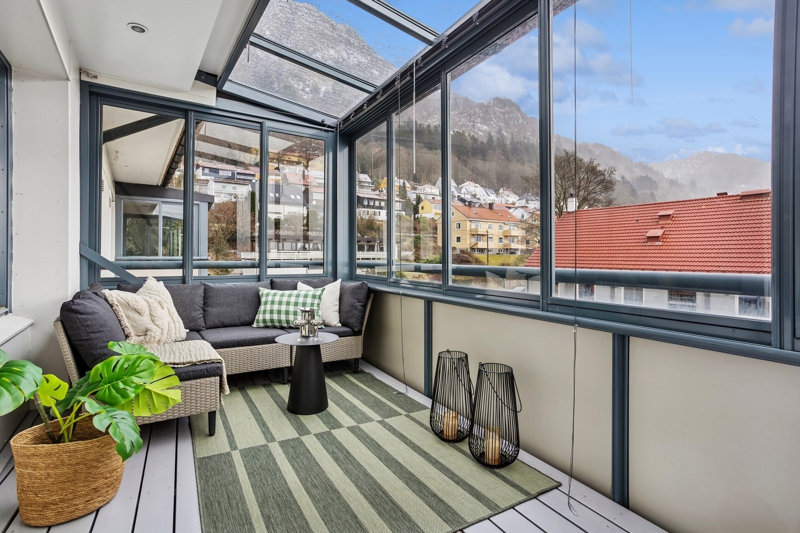 Velkommen til trivelige Amalie Skrams vei 40! Leiligheten har en sentral beliggenhet med kort vei fra sentrum, og passer for de fleste! Fra stuen er det utgang til en innglasset altan på nesten 9 m², som fungerer som et ekstra oppholdsrom. Galleribilde