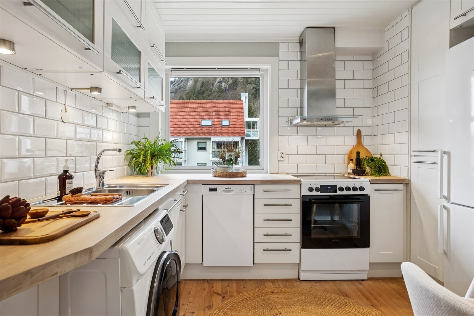 Kjøkkenet har en funksjonell innredning med profilerte fronter og en solid benkeplate i heltre. Galleribilde