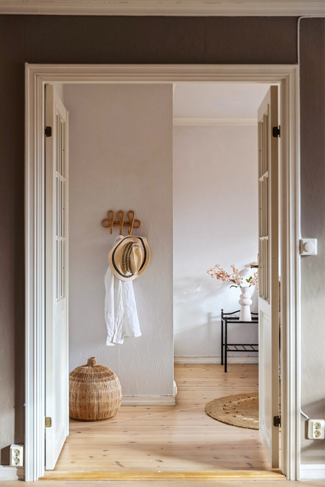 Tofløyede innerdører med glassfelt skaper en elegant overgang mellom rommene. Galleribilde