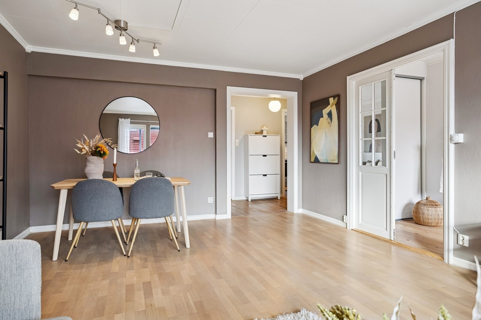 Godt med plass til spisebord. Fra stuen er det inngang til leilighetens første soverom Galleribilde