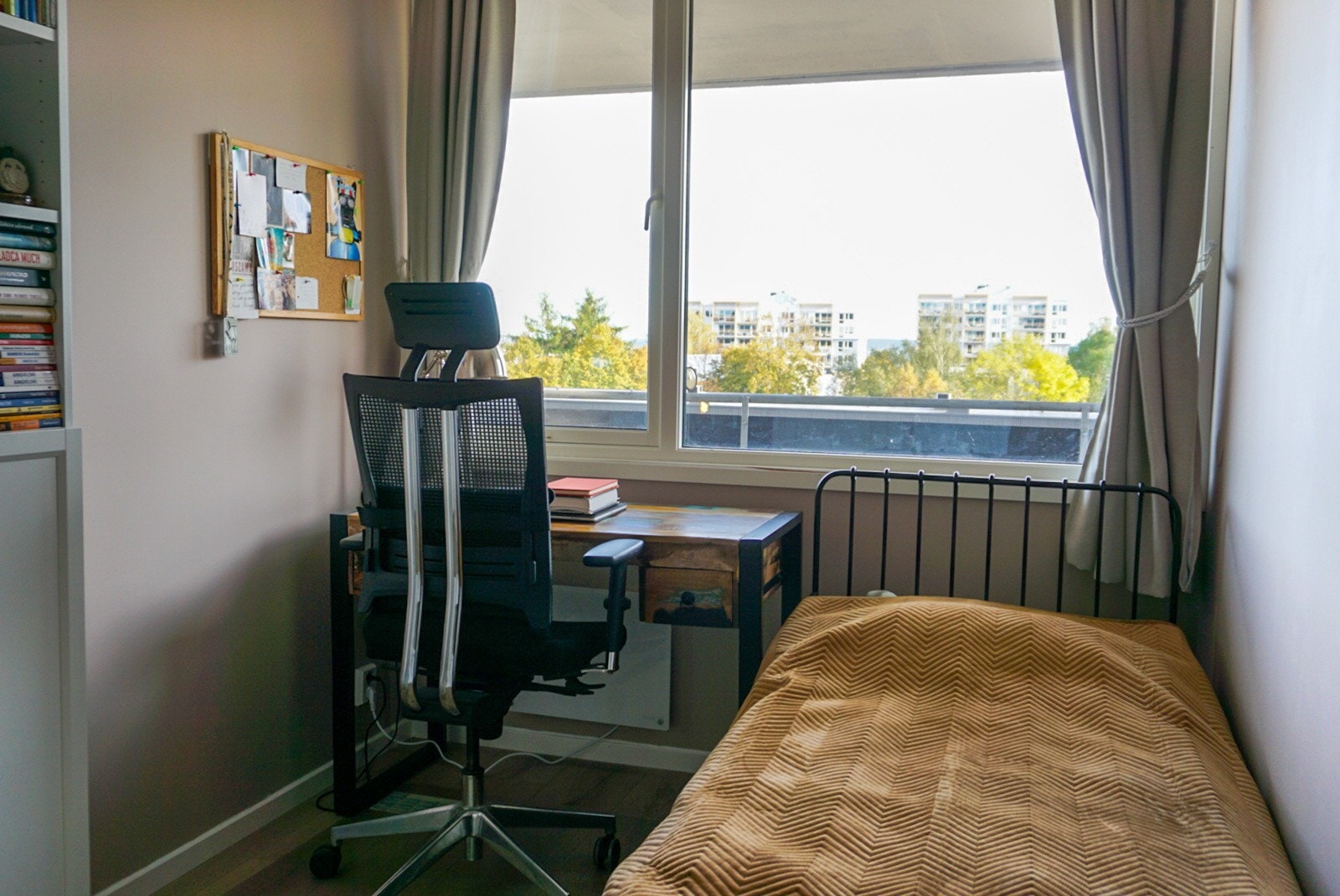 Begge soverommene vender mot rolige omgivelser og gir et behagelig sted å trekke seg tilbake for en god natts søvn. Galleribilde