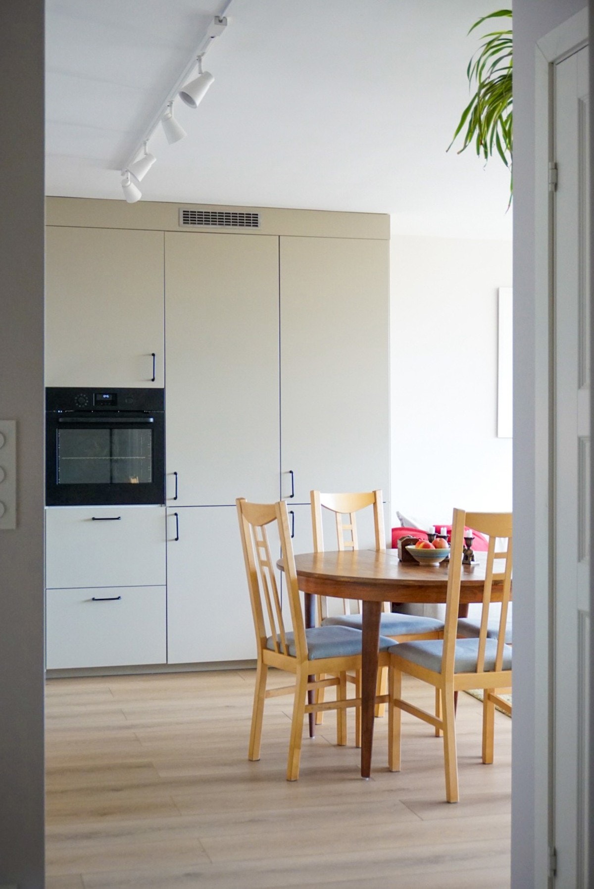 Leiligheten ble totalrenovert i 2024 og har gjennomgående god standard. Galleribilde