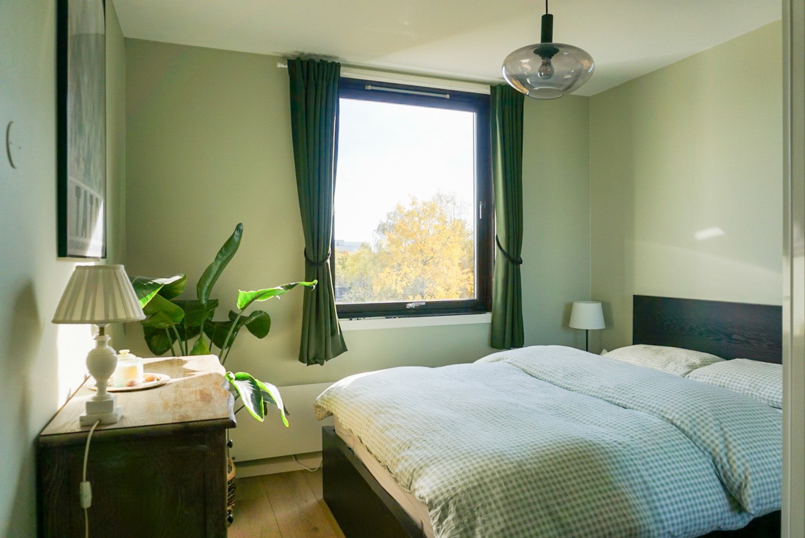 Boligen har to soverom. Hovedsoverommet fremstår som lyst og delikat, med plass til dobbeltseng og tilhørende møbler. Galleribilde