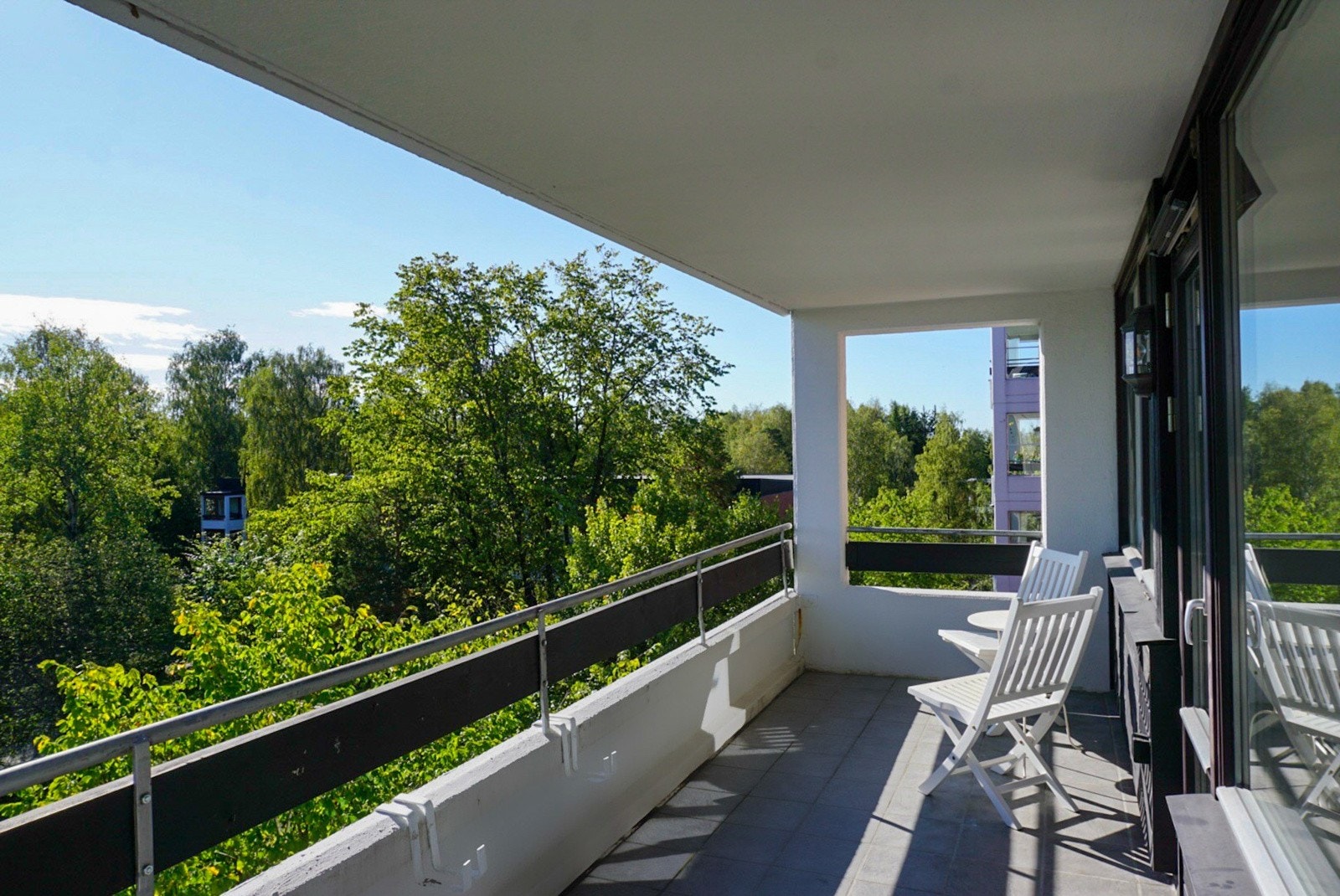 En ekker og renovert 3-roms med fantastiske sol- og utsiktsforhold, enkel adkomst, heis og mulighet for P-plass Galleribilde