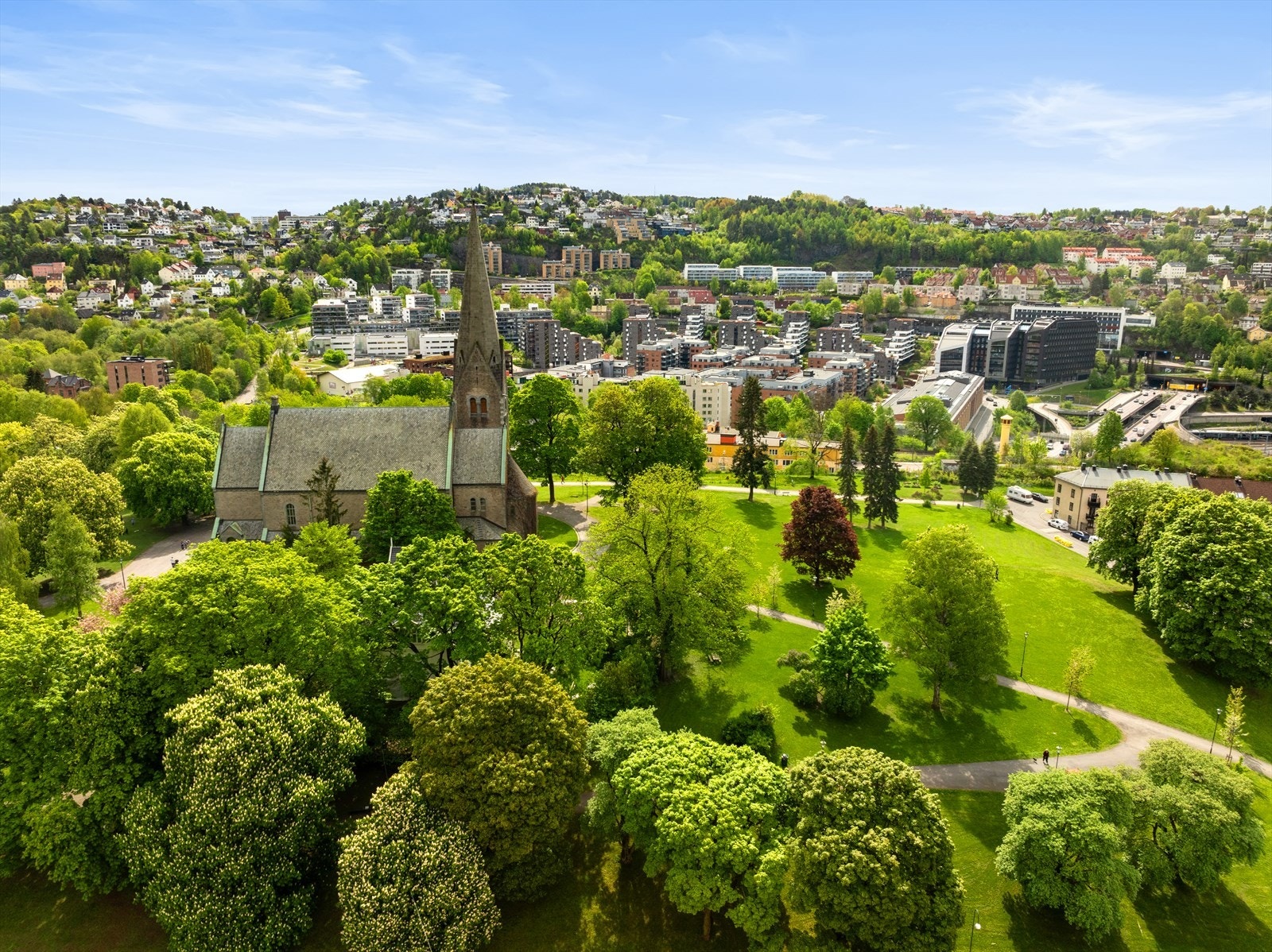 Nærområdet byr på flere flotte og grønne tur- og rekreasjonssteder som Vålerenga park, Kampenparken, Klosterenga, Botsparken, Tøyenparken og Svartdalsparken. Galleribilde