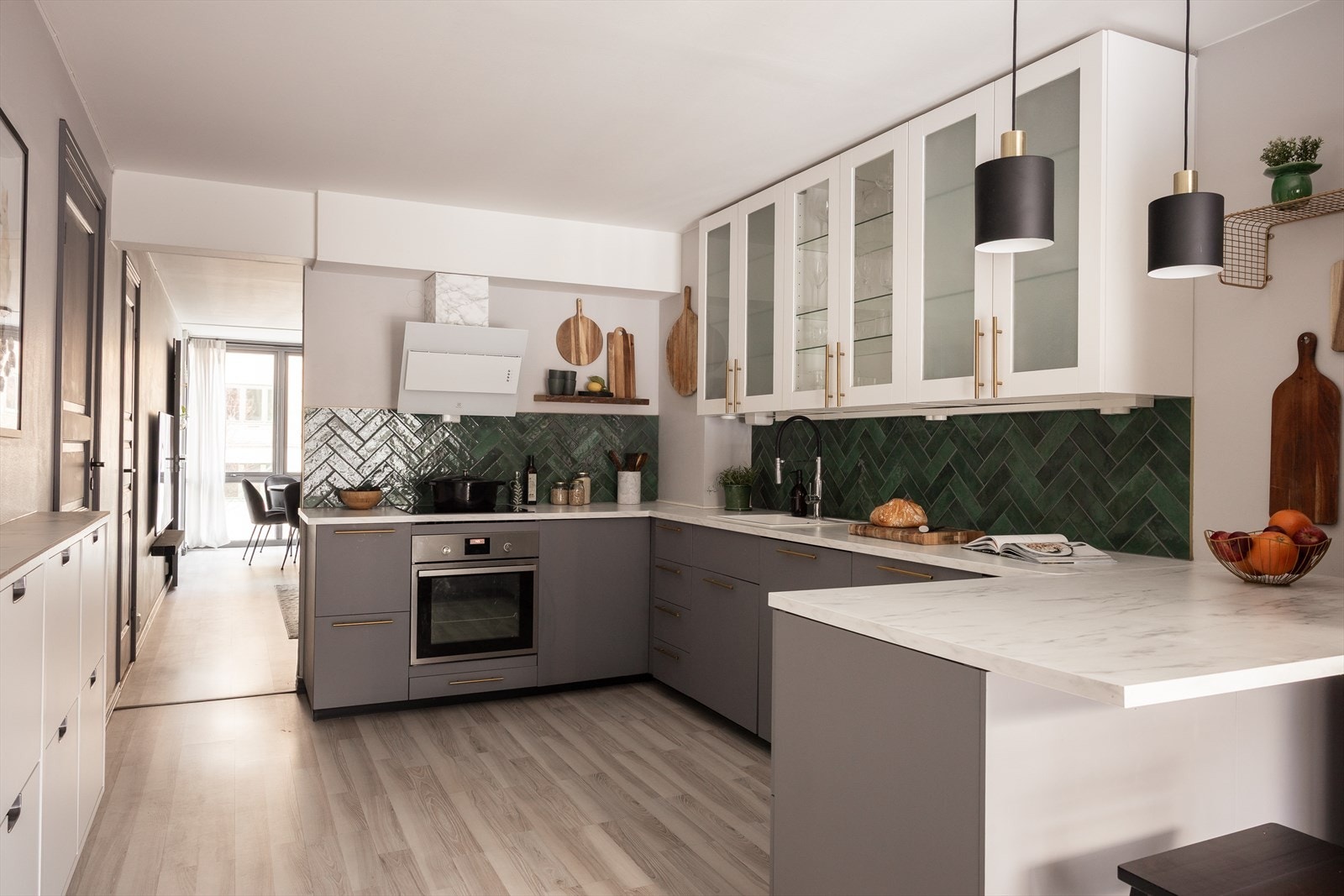 Romslig og pent kjøkken med svært god skap- og benkeplass. Galleribilde