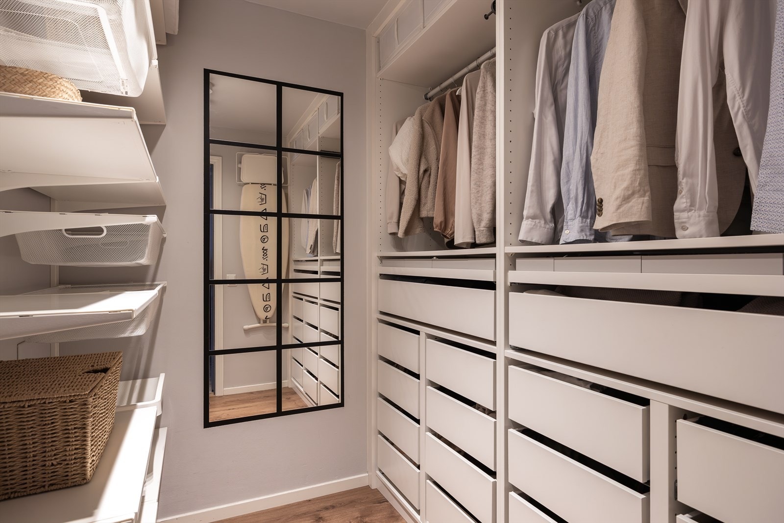 Praktisk, intern bod med god plass til oppbevaring av klær m.m. Galleribilde