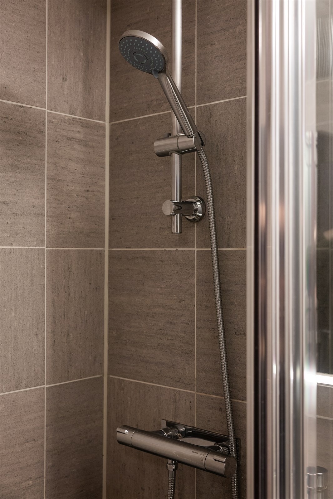 Gulvet er flislagt med elektrisk gulvvarme, veggene er flislagt, og himlingen består av lakkerte plater. Galleribilde