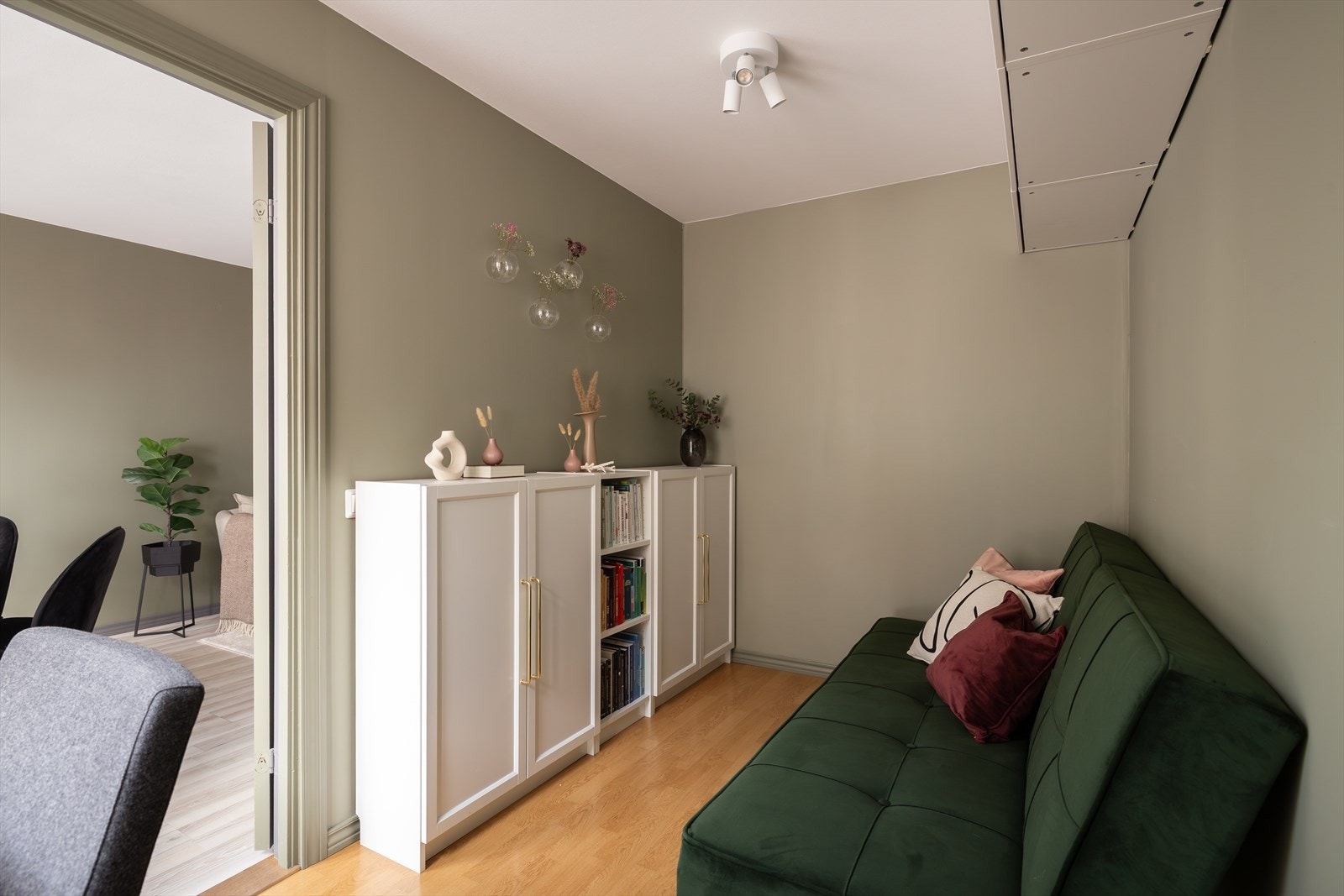 God plass til seng / sofa, reol og kontorpult. Galleribilde