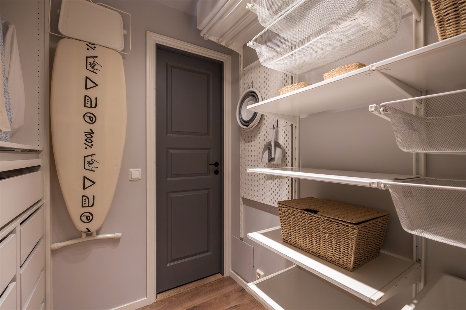 Nåværende eier har innredet den med garderobeskap, og skapt en elegant walk-in-closet-løsning. Galleribilde