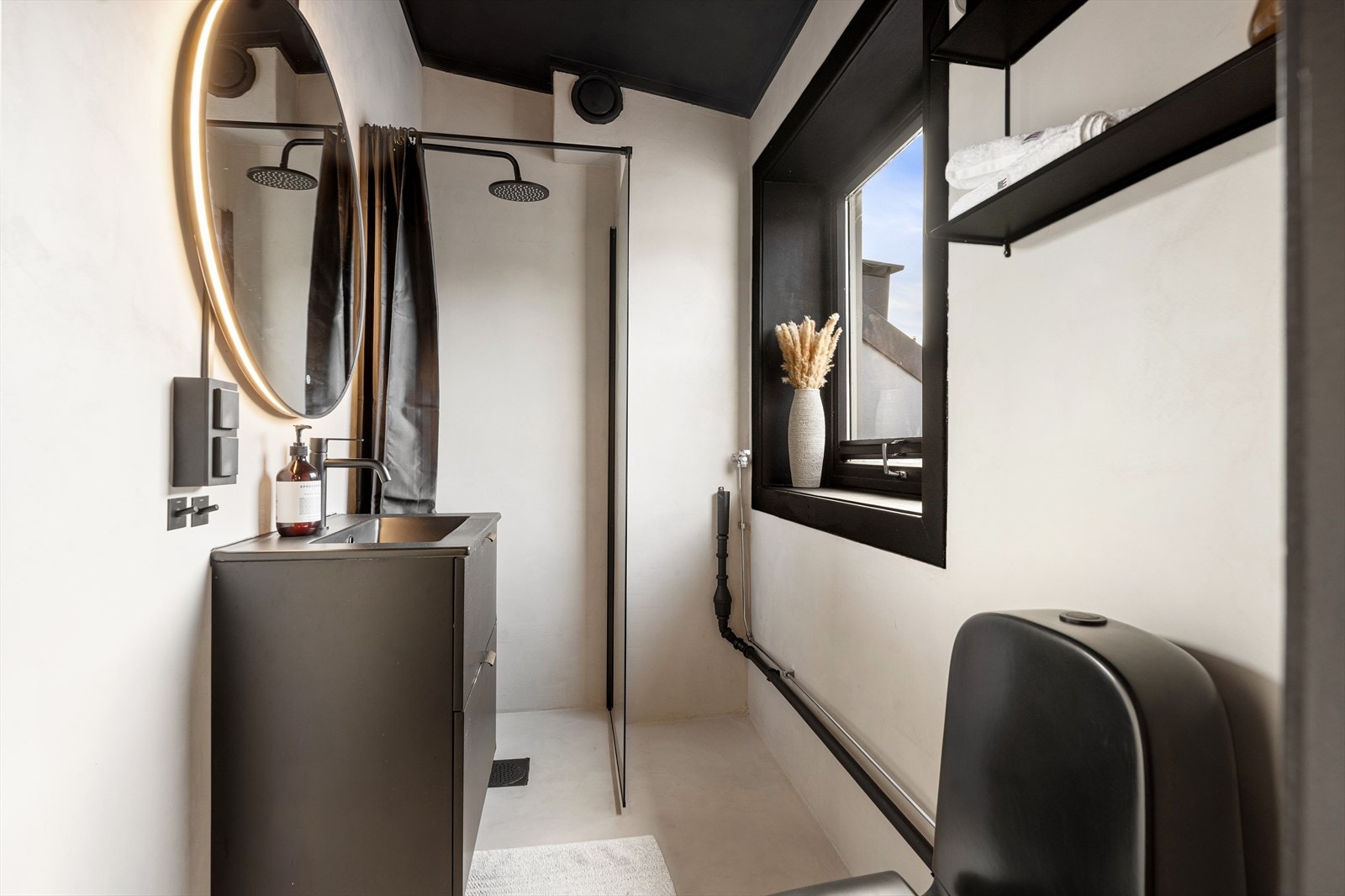 Lekkert bad som er overflateoppusset i 2025. Badets Overflater er utført i mikrosement på både gulv og vegger, noe som gir et helhetlig og minimalistisk preg Galleribilde