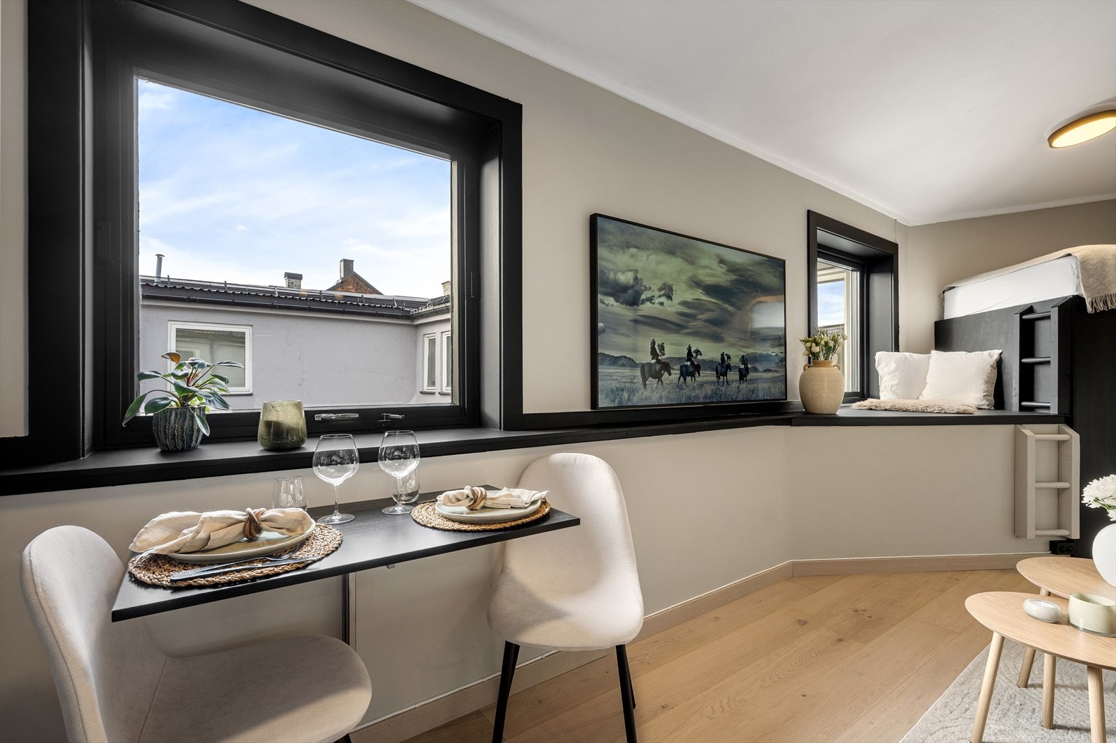 Store vindusflater som slipper inn rikelig med naturlig lys. Fine solforhold på dagtid da leiligheten er sør/vestvendt. Galleribilde