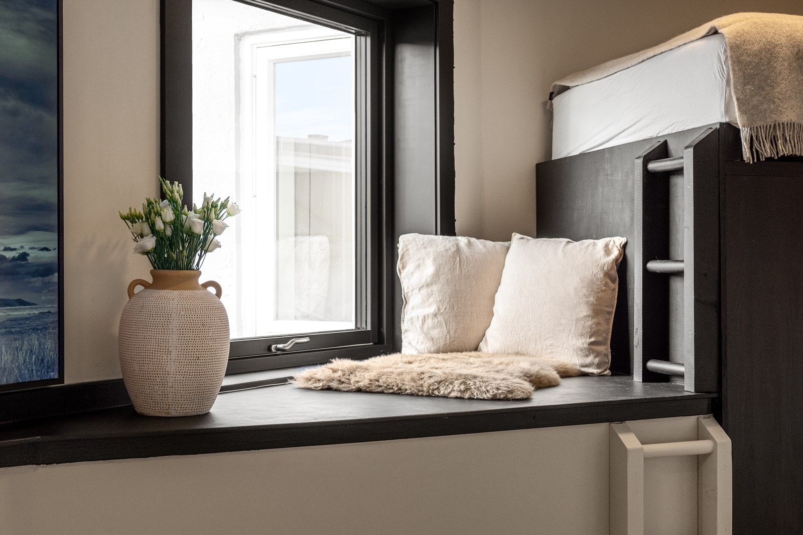 Adkomst til seng via en solid stige på siden av konstruksjonen. Her er det store vindusflater som slipper inn rikelig med naturlig lys. Galleribilde