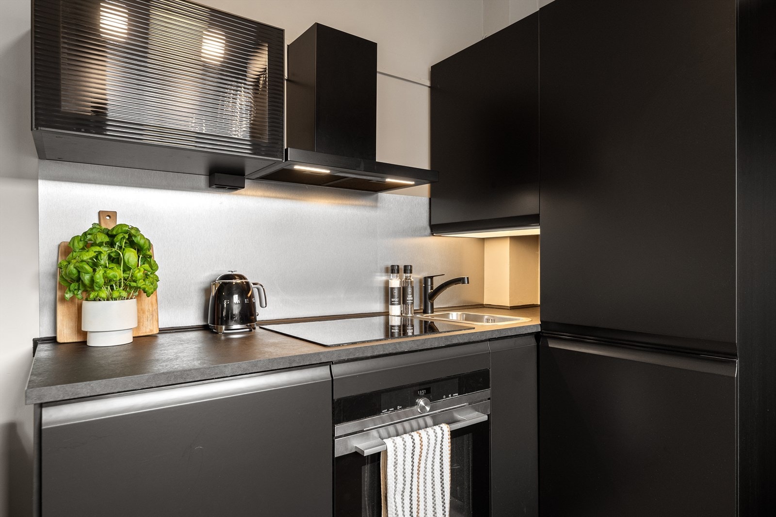 Praktisk og arealeffektivt utformet med god skap- og benkeplass, samt integrert stekeovn og platetopp. Galleribilde