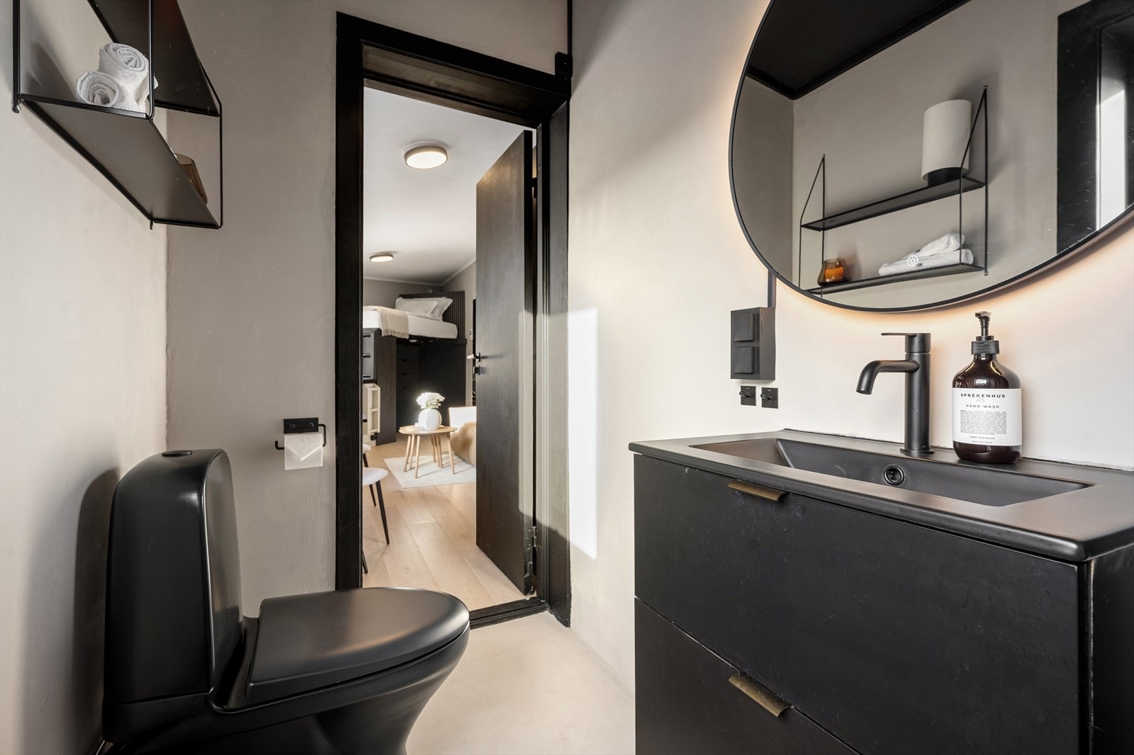 Innredningen består av sort servantskap med gode oppbevaringsmuligheter og nedfelt servant. Sort armatur og detaljer gir et pent uttrykk. Galleribilde