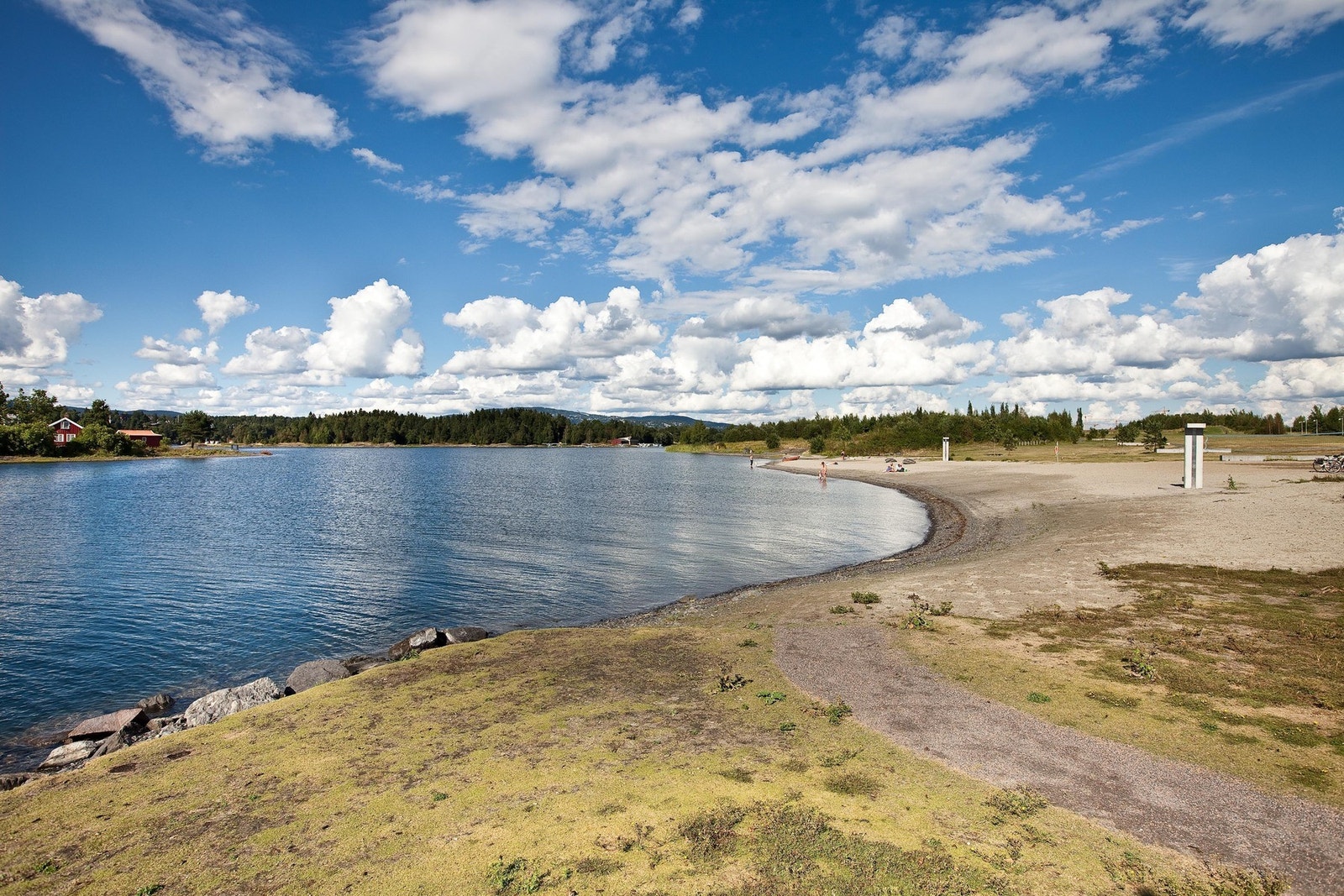 Ytterst på Storøya ligger Storøyodden med kiosk, flere store strender, volleyballbaner mm. Galleribilde