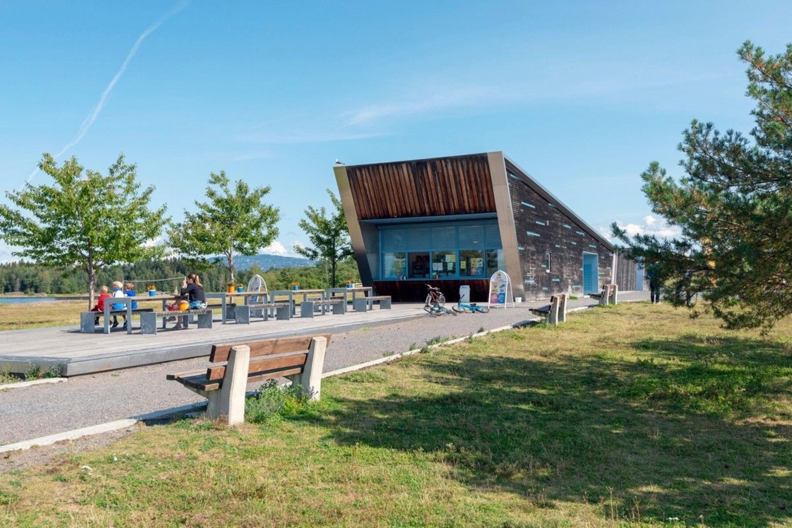 Ytterst på Storøya ligger Storøyodden med kiosk, flere store strender, volleyballbaner mm. Galleribilde