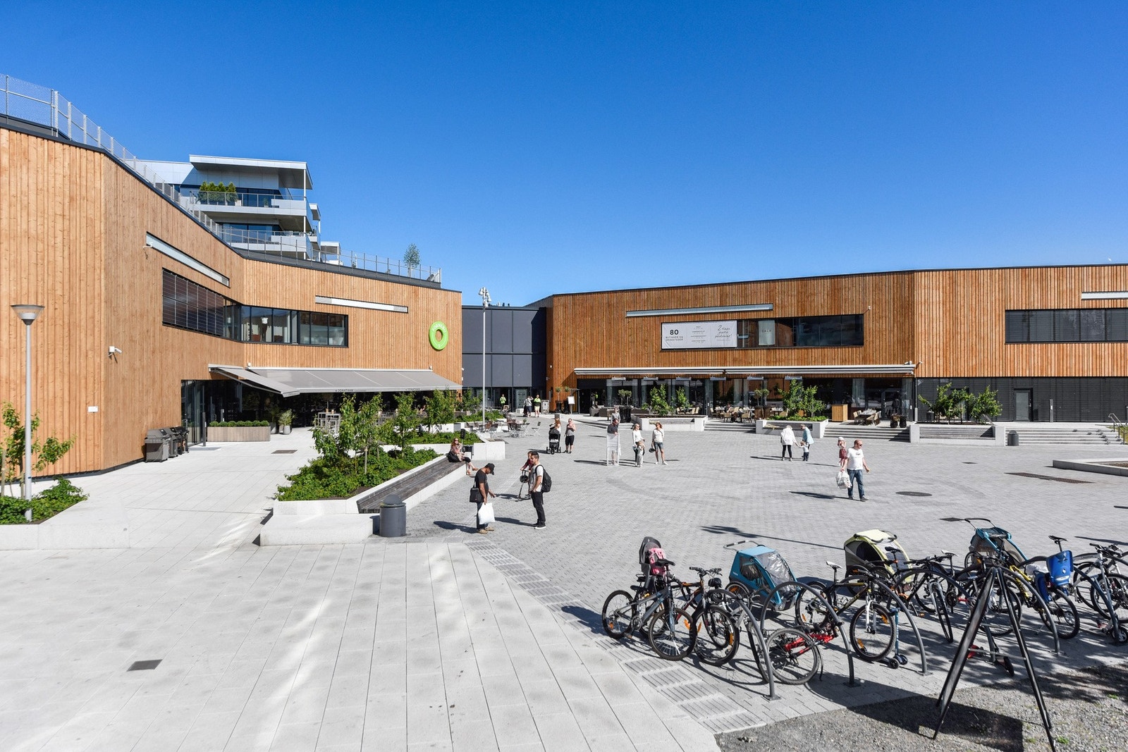 Leiligheten ligger i kort avstand fra Fornebu S - et supert senter med over 80 restauranter og butikker Galleribilde