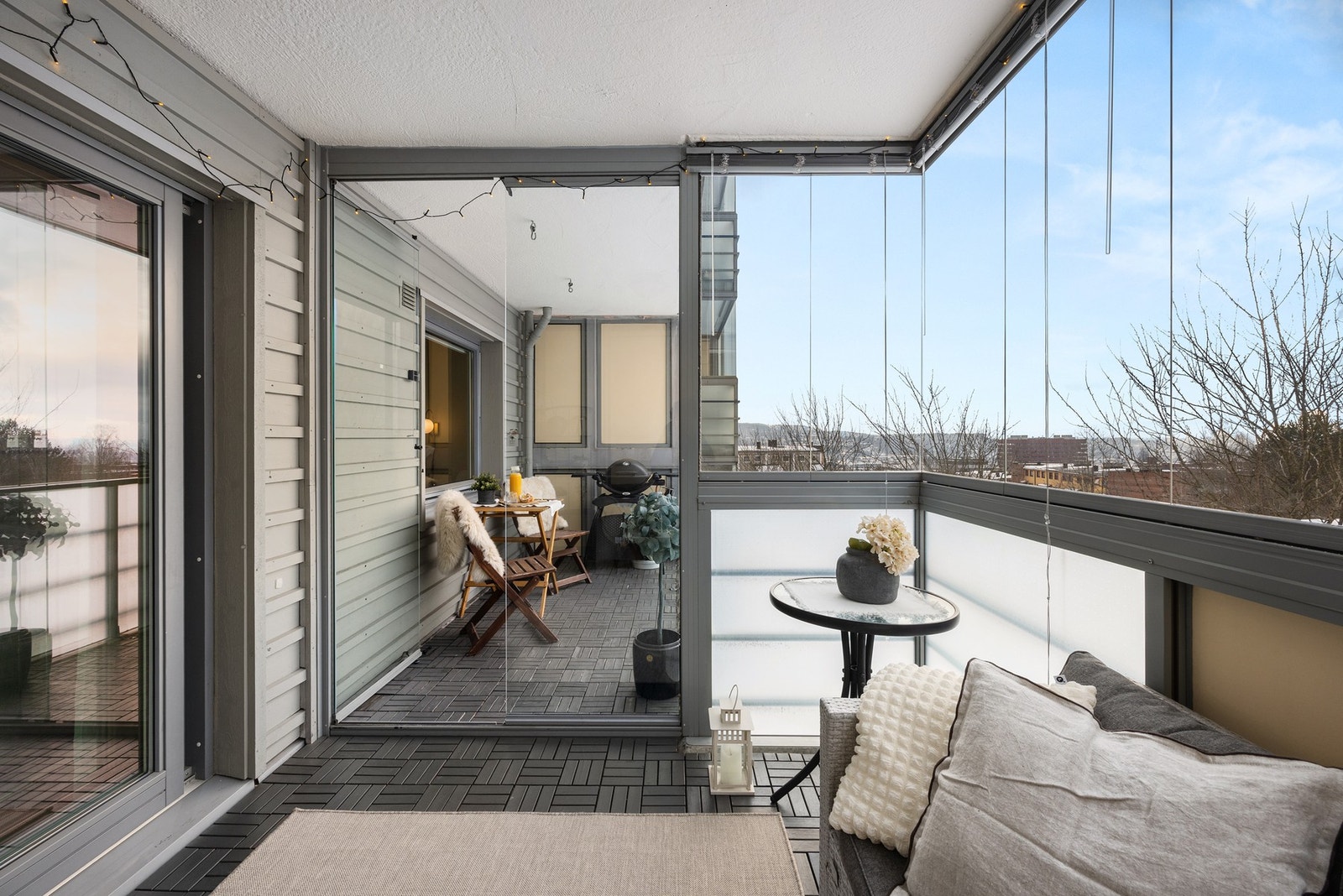 Er du glad i solen kan dette være midt i blinken for deg. Fra stuen har du tilgang til en nydelig innglasset balkong på ca. 8 kvm, som har direkte videre tilgang til en åpen balkong på ca. 5 kvm. Galleribilde