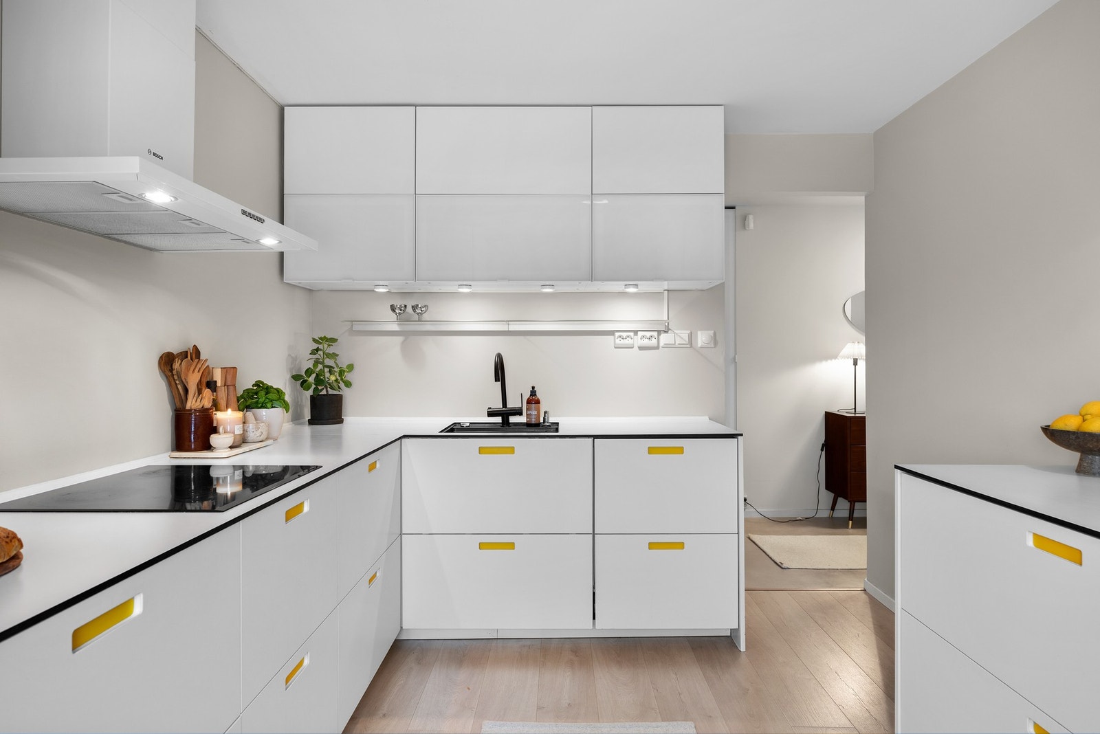 Kjøkkenet i leiligheten er stilrent og byr på masse plass til tilberedning av måltider samt eget spisebord. Galleribilde