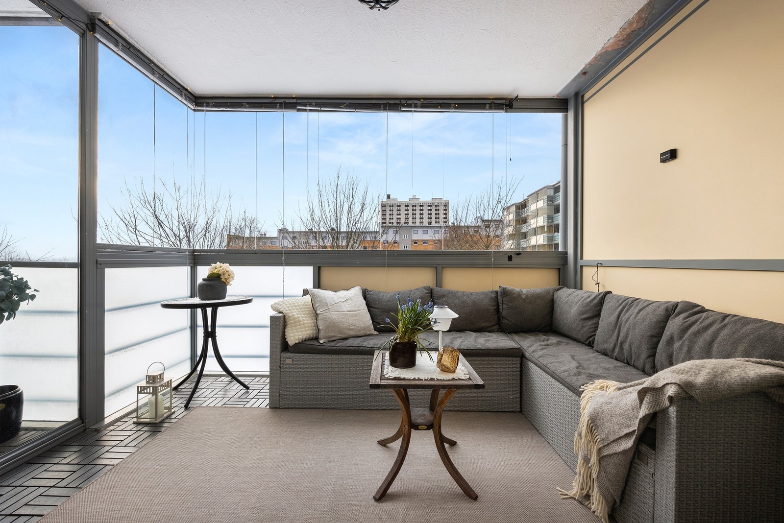 Her kan du nyte sommerhalvåret til det fulle. Med den vestvendte beliggenheten gir det gode solforhold. Galleribilde