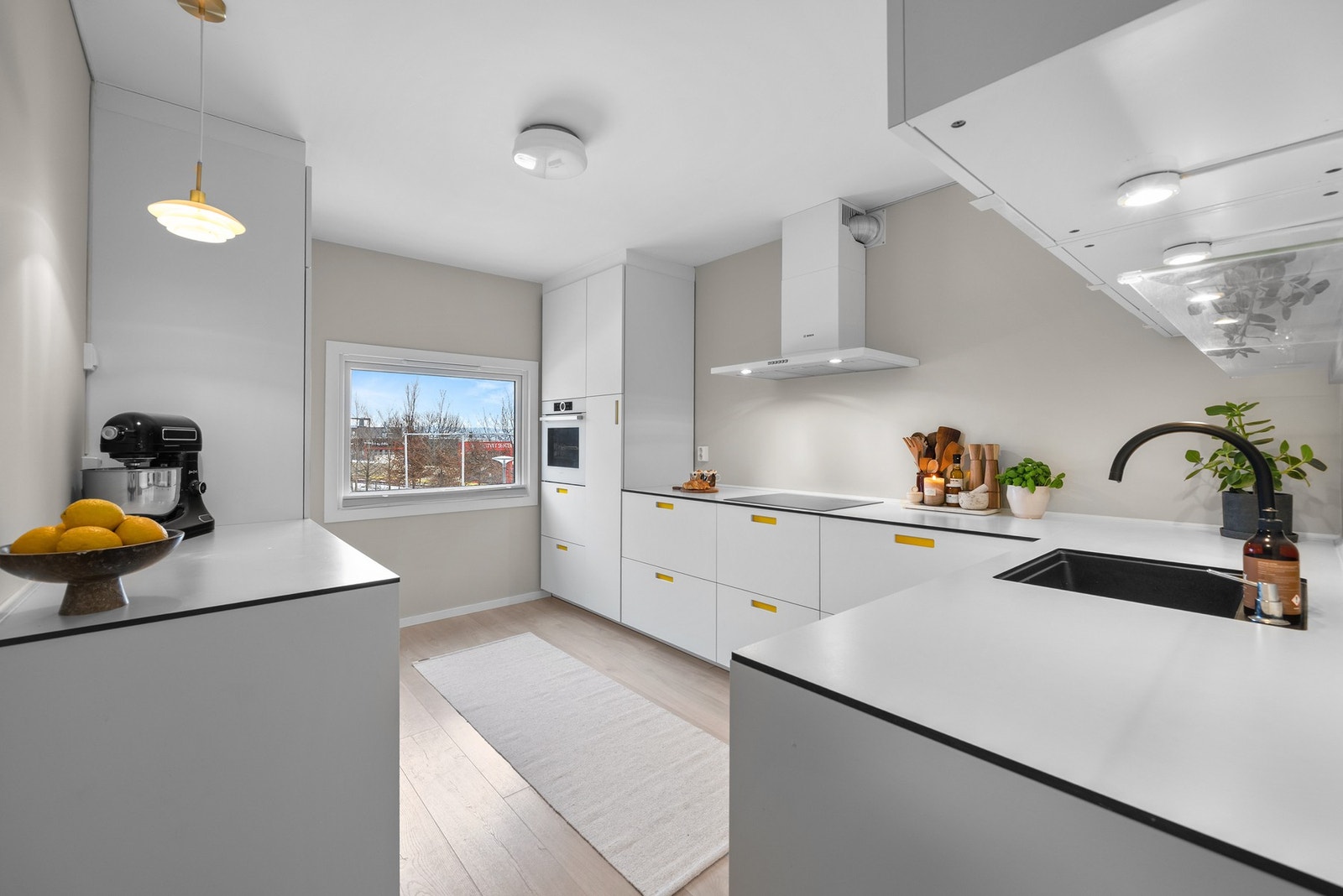 Dette er en nydelig 3-roms leilighet med god standard på alt av innredning og overflater. Galleribilde