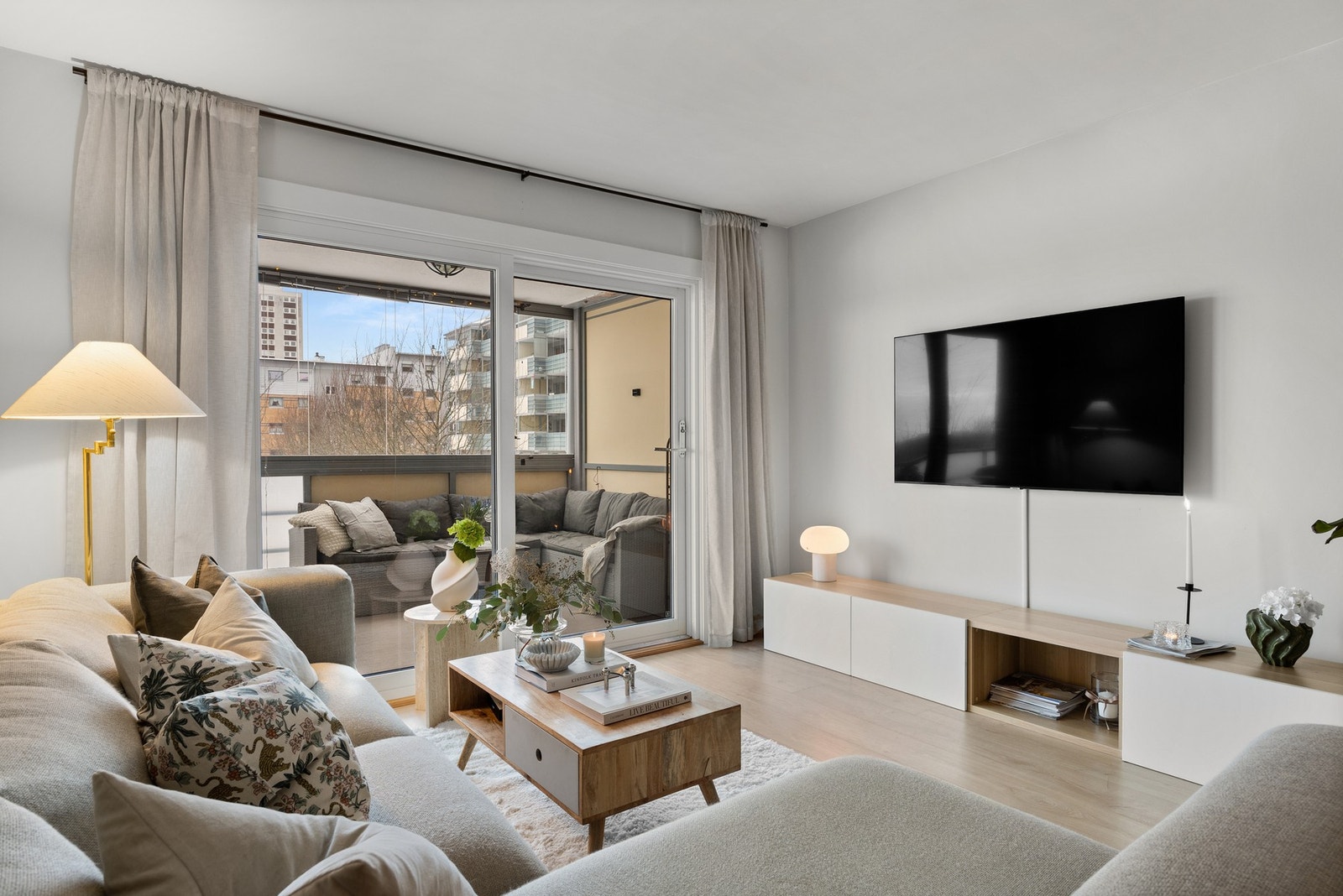 Det er valgt et lyst fargevalg som gir leiligheten en god atmosfære. I kombinasjon med gode, nyere vindusflater i alle rom vil det naturlige lyset flommet inn. Galleribilde